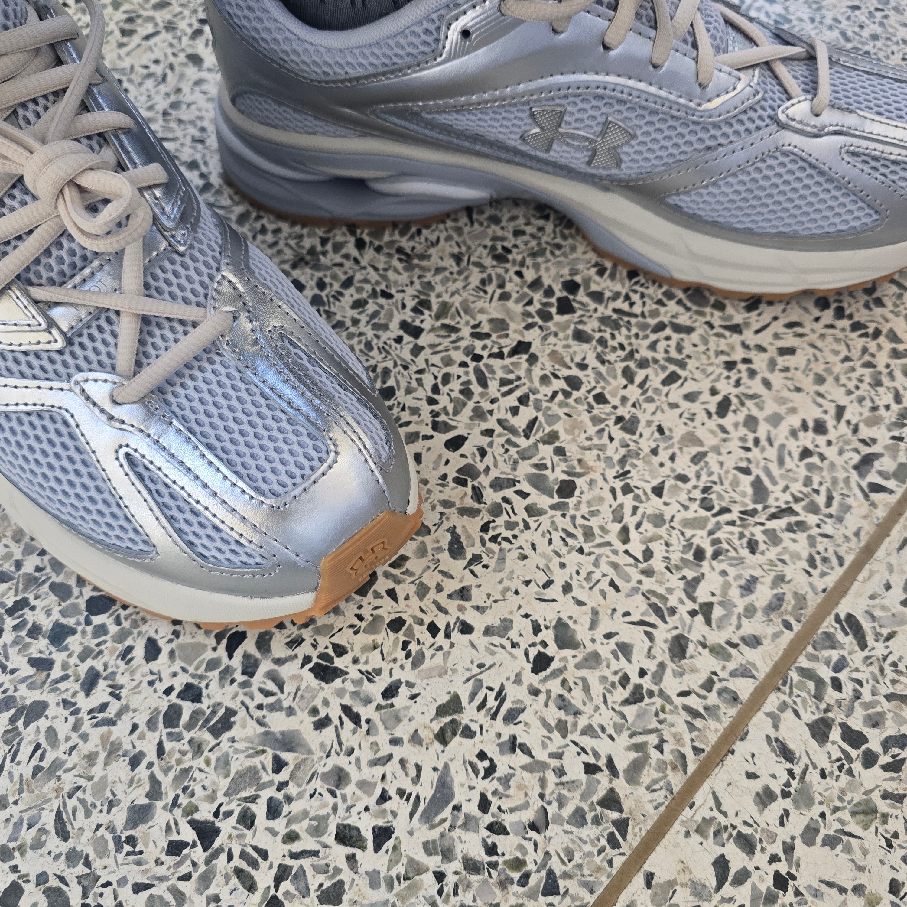 Under Armour Hovr Apparition Metallic Silver 착용 스타일