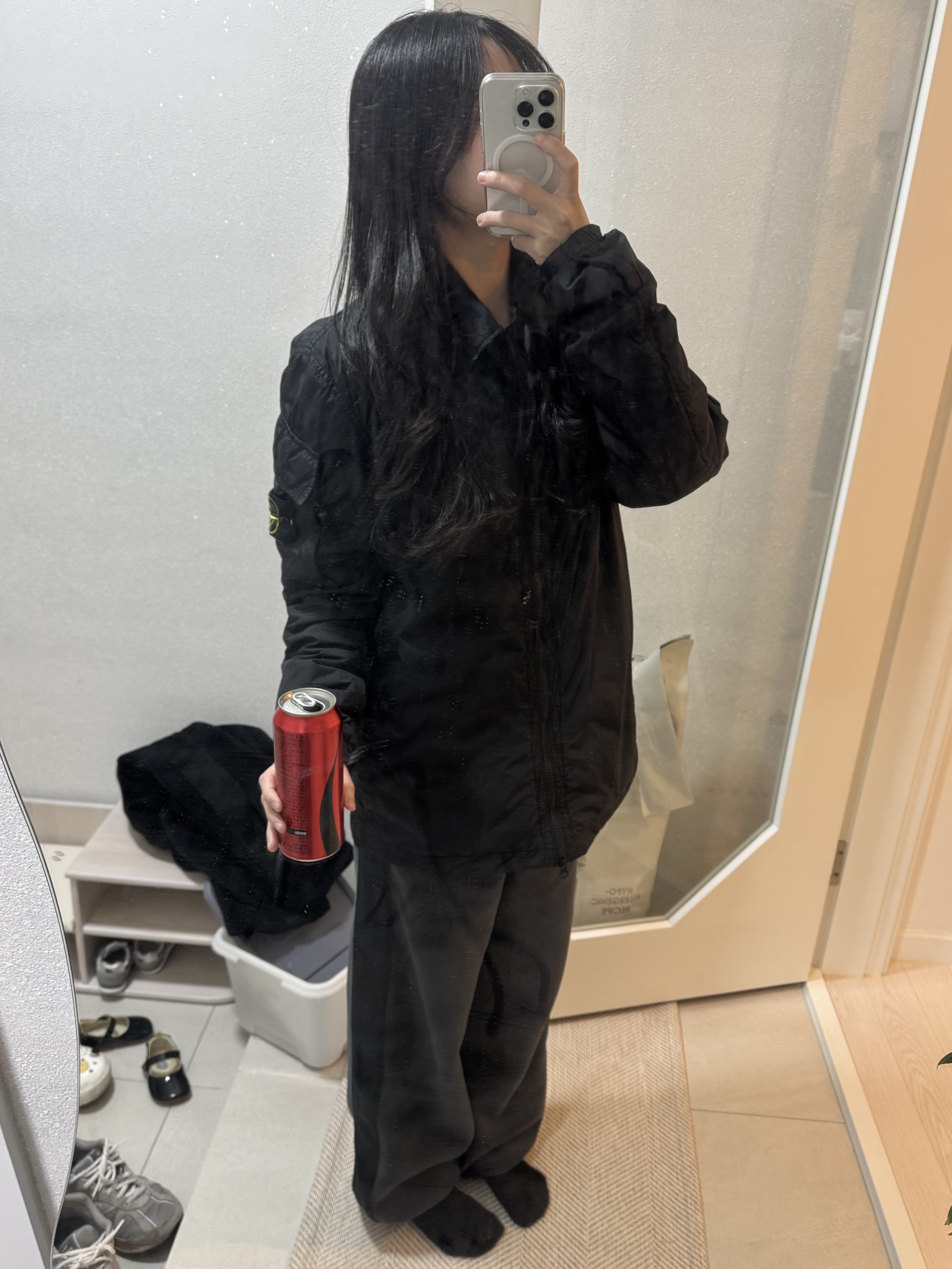 Uniqlo x Needles Fleece Wide Pants Longer Length Dark Gray - KR, Stone Island 10223 Crinkle Reps Nylon Garment Dyed Overshirt Black - 22FW 착용 스타일