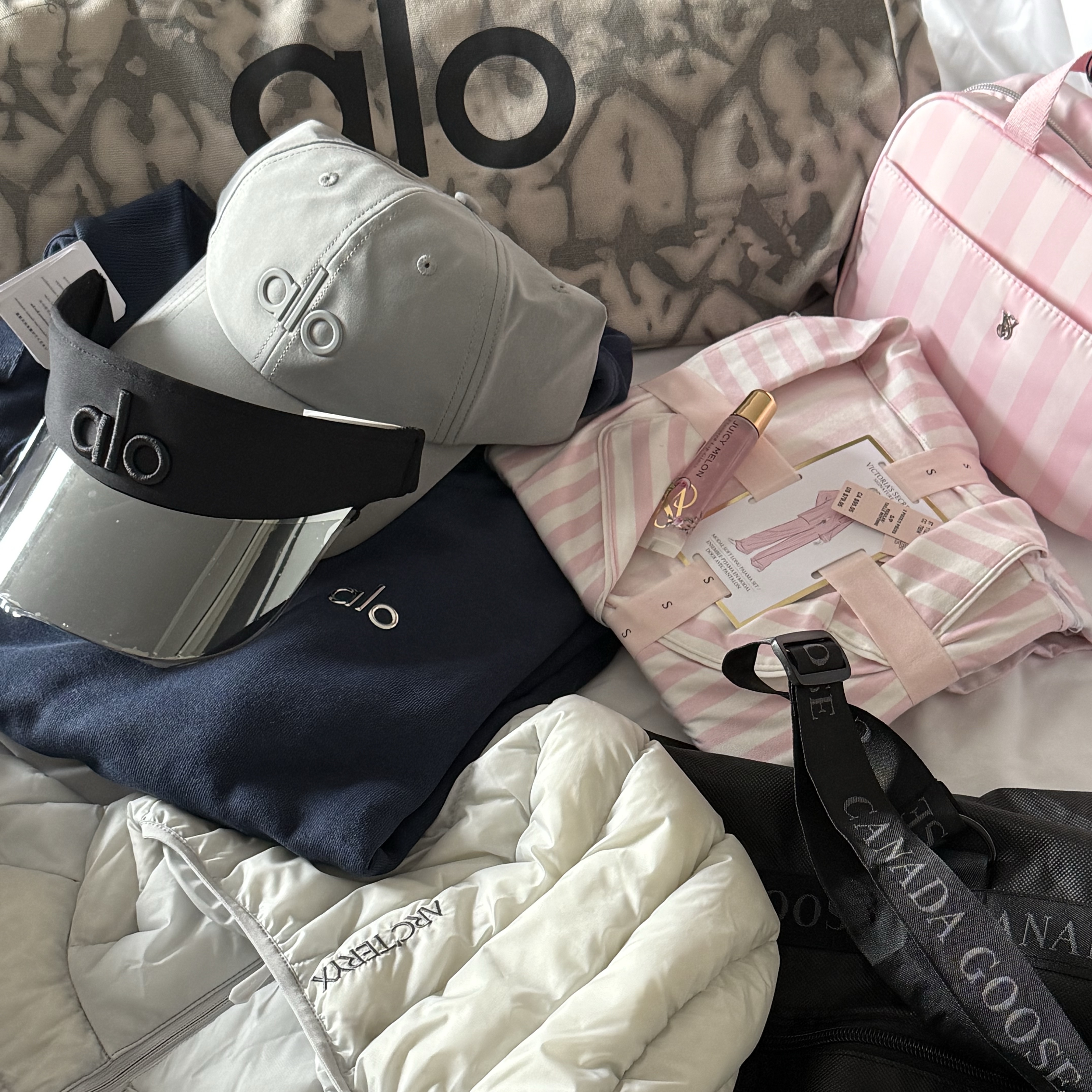 (W) Arc'teryx Cerium Hoody Solitude, Alo Yoga Iconic Shopper Tote Bag Grey Tiedye 착용 스타일 - 1