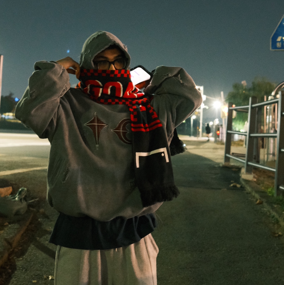 Thug Club Rock Hoodie Gray 착용 스타일 - 1