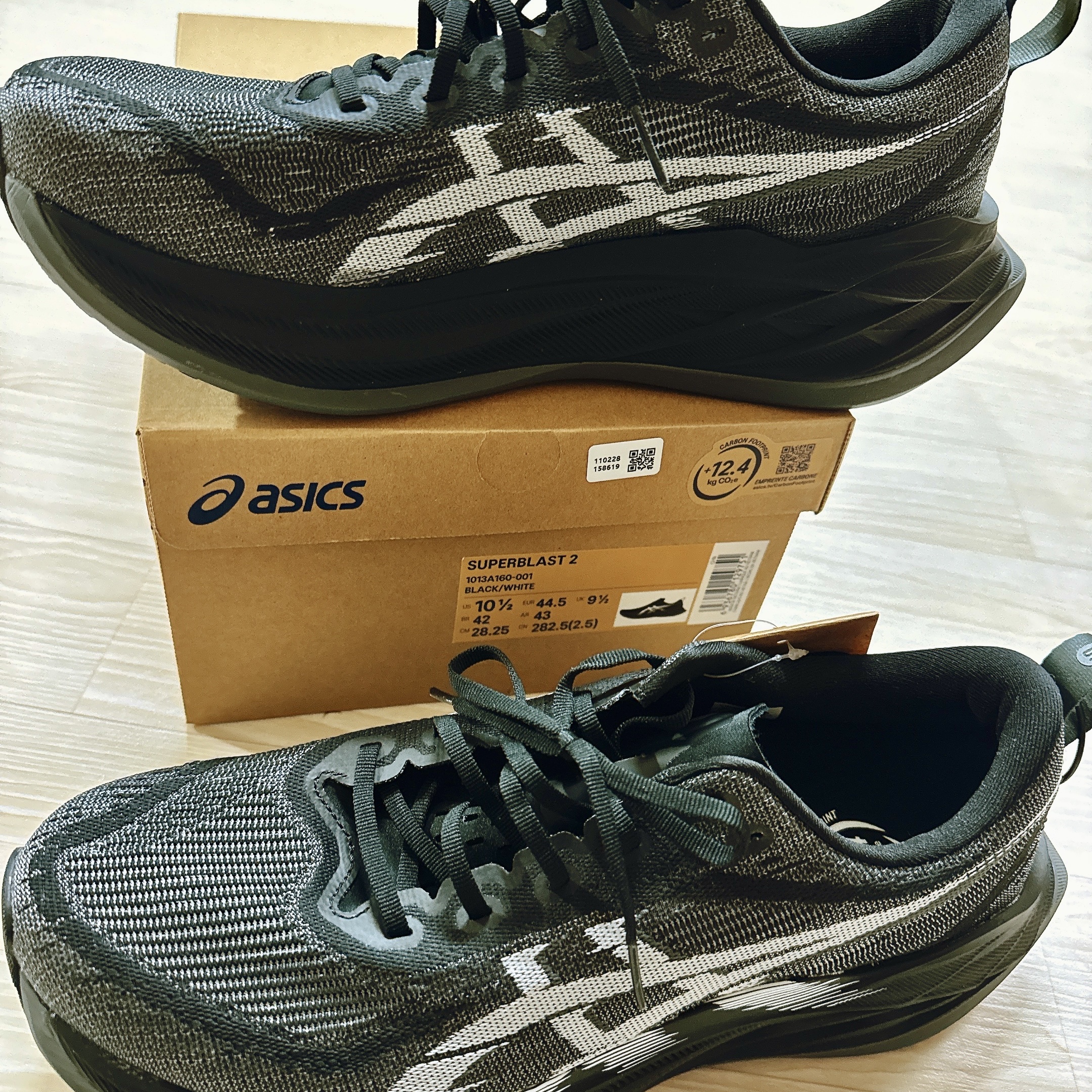 Asics Superblast 2 Black White 착용 스타일 - 3