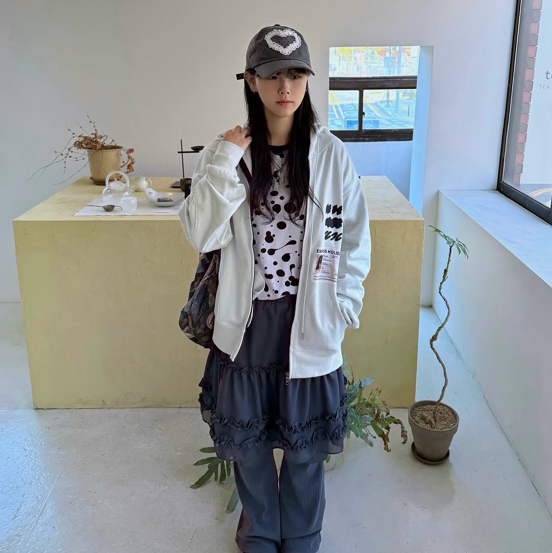 Express Holiday Passport Hoodie Zip-Up Charcoal, Express Holiday Passport Hoodie Zip-Up Sky Blue 착용 스타일 - 1