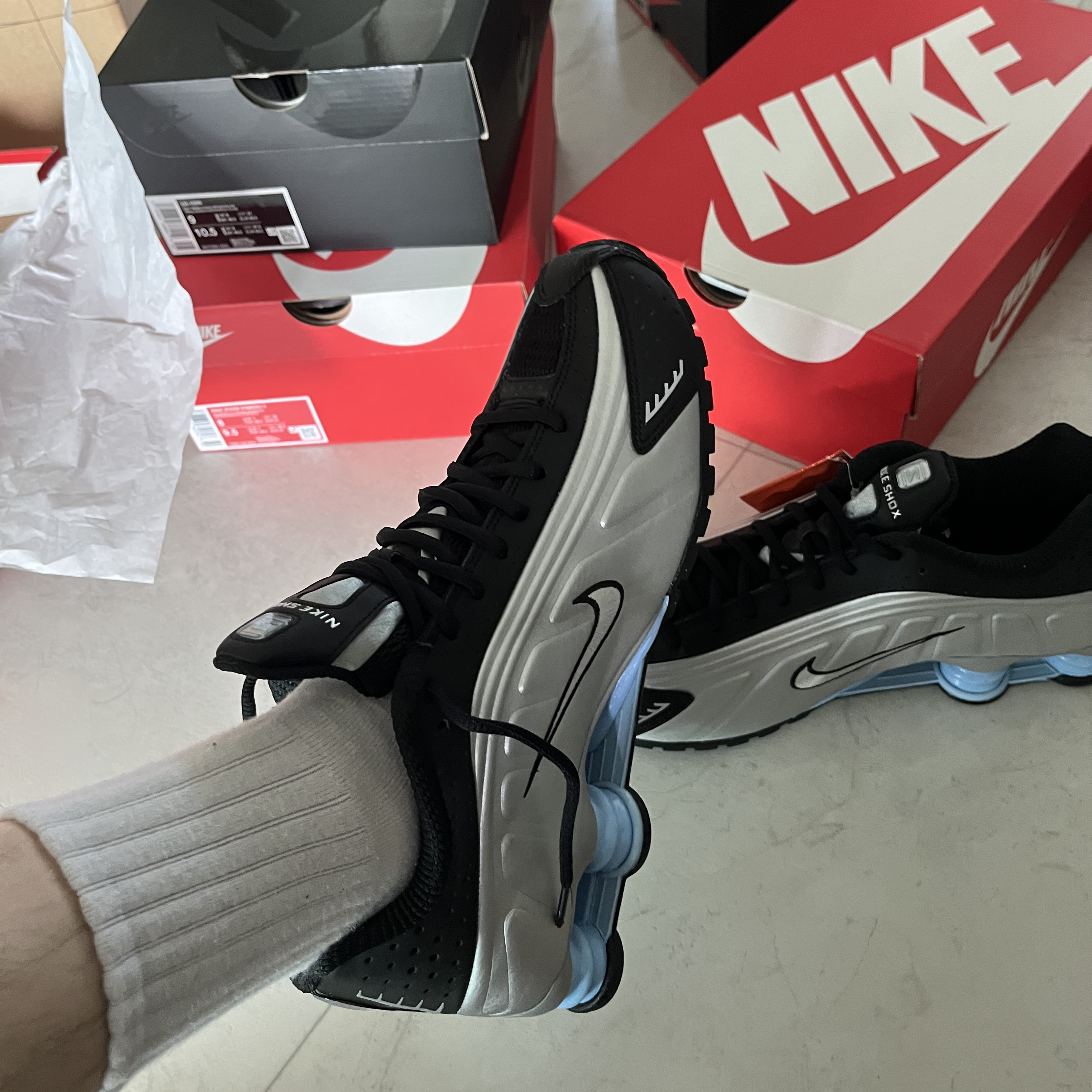 Nike Shox R4 Metallic Silver Black 착용 스타일