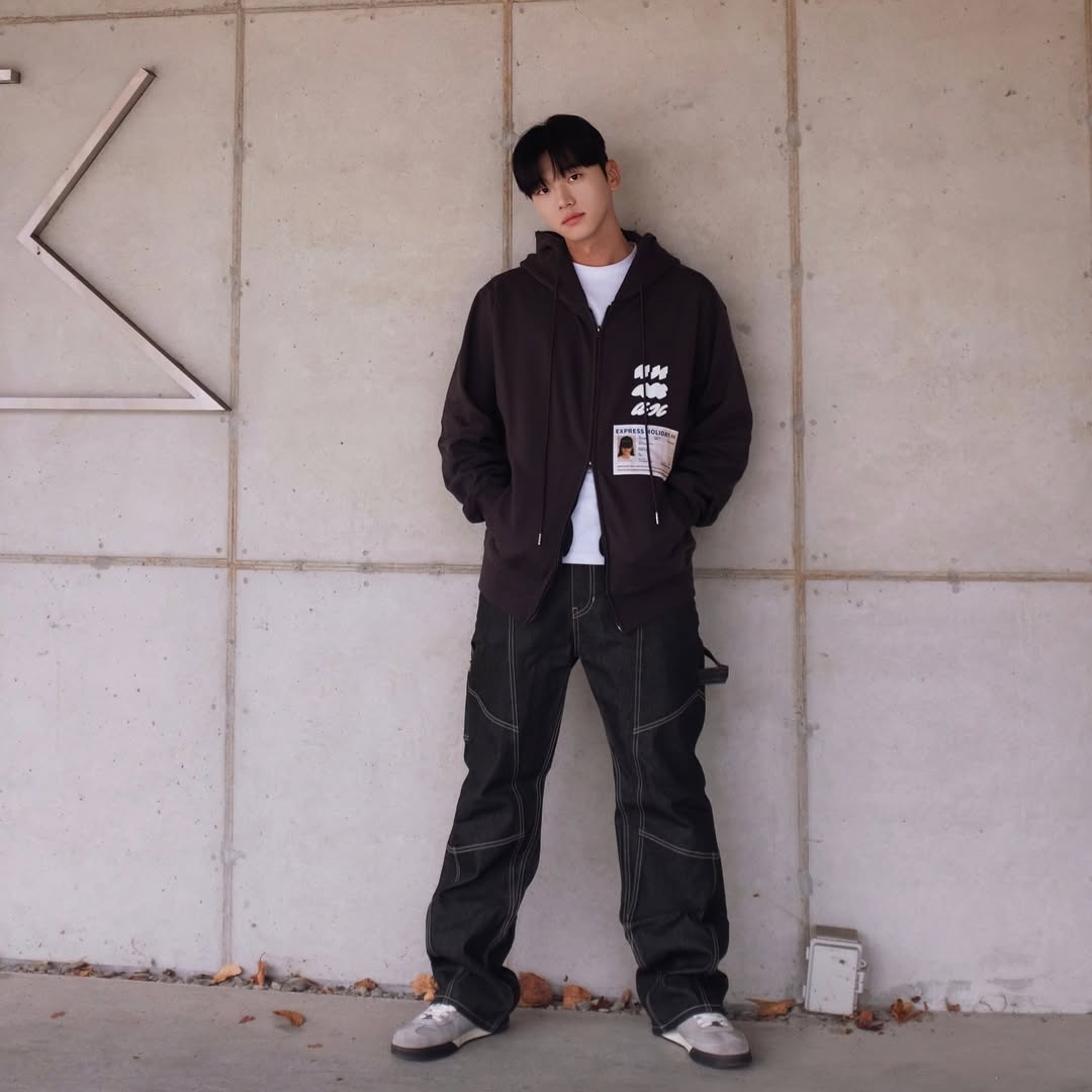 Express Holiday Passport Hoodie Zip-Up Charcoal, Express Holiday Passport Hoodie Zip-Up Sky Blue 착용 스타일 - 1