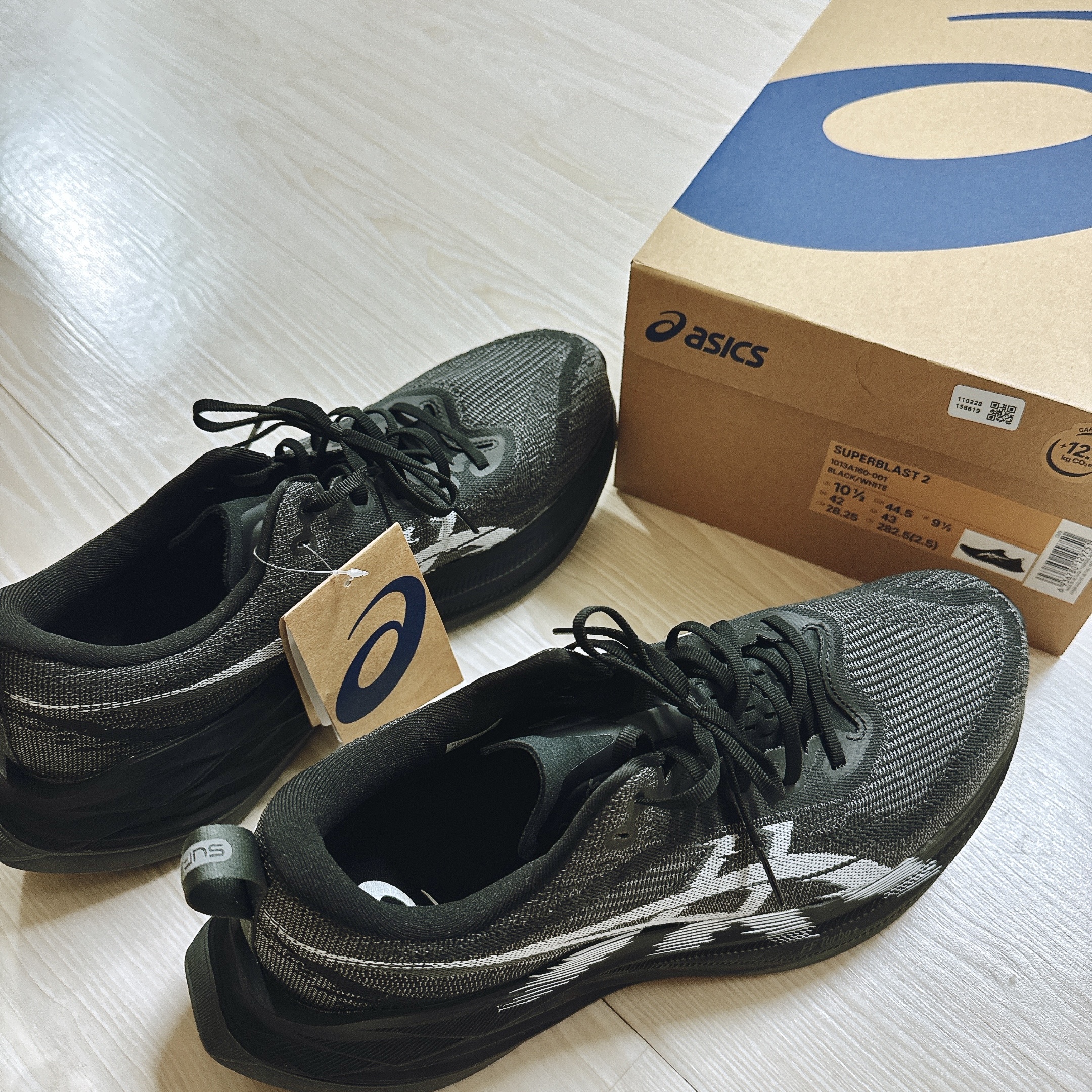 Asics Superblast 2 Black White 착용 스타일 - 1