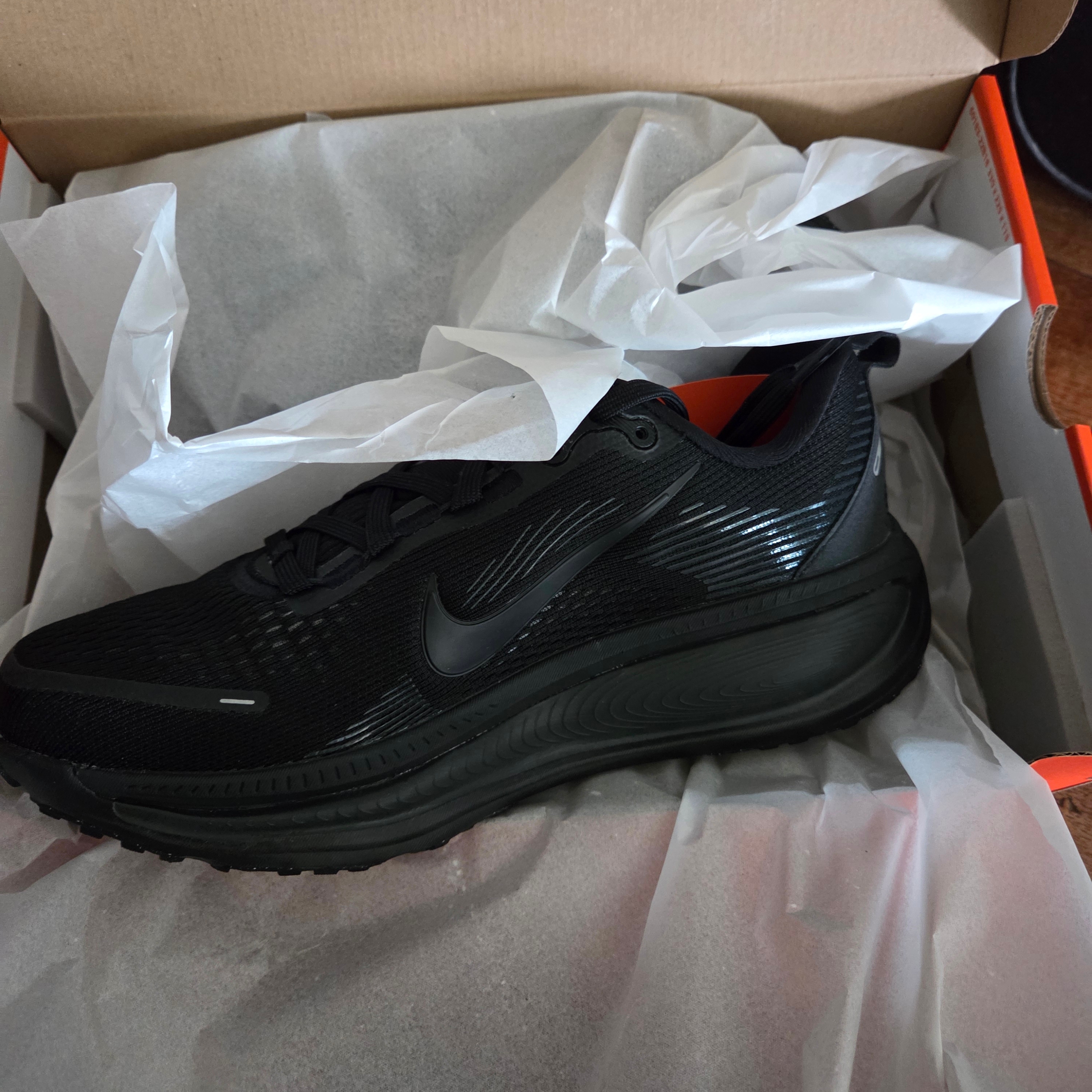 Nike Vomero 18 Black Dark Smoke Grey 착용 스타일
