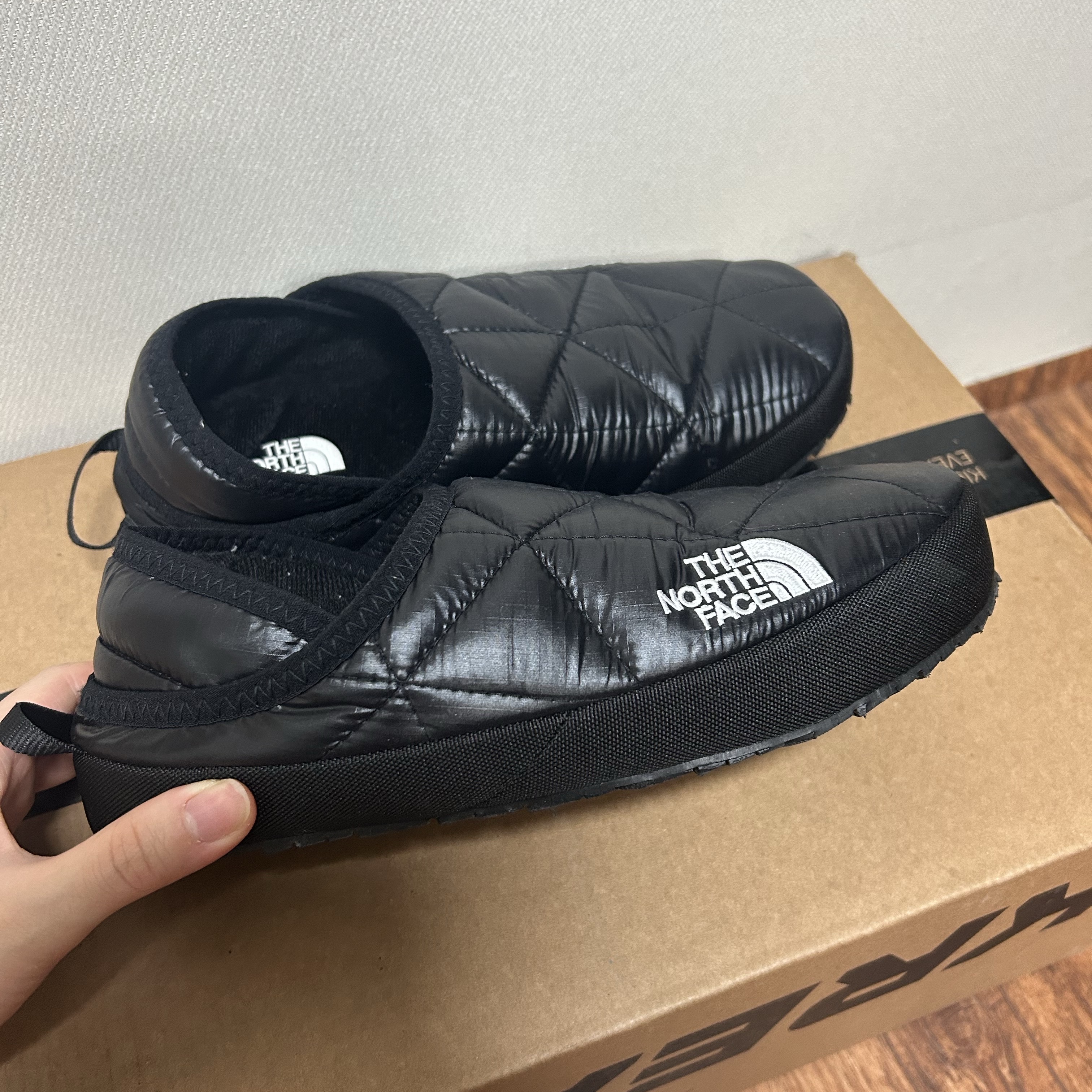 The North Face Nuptse Ex Mule Real Black 착용 스타일 - 2