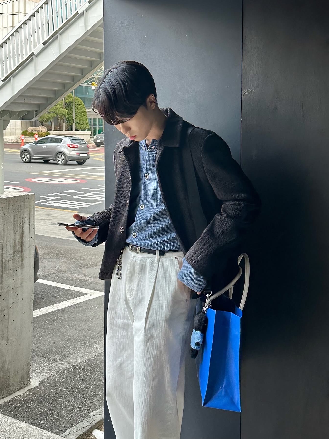 Ader Error Wide Blue Bag Blue, Monamhee x Peaceminusone Daihee Plush Keyring 착용 스타일 - 1