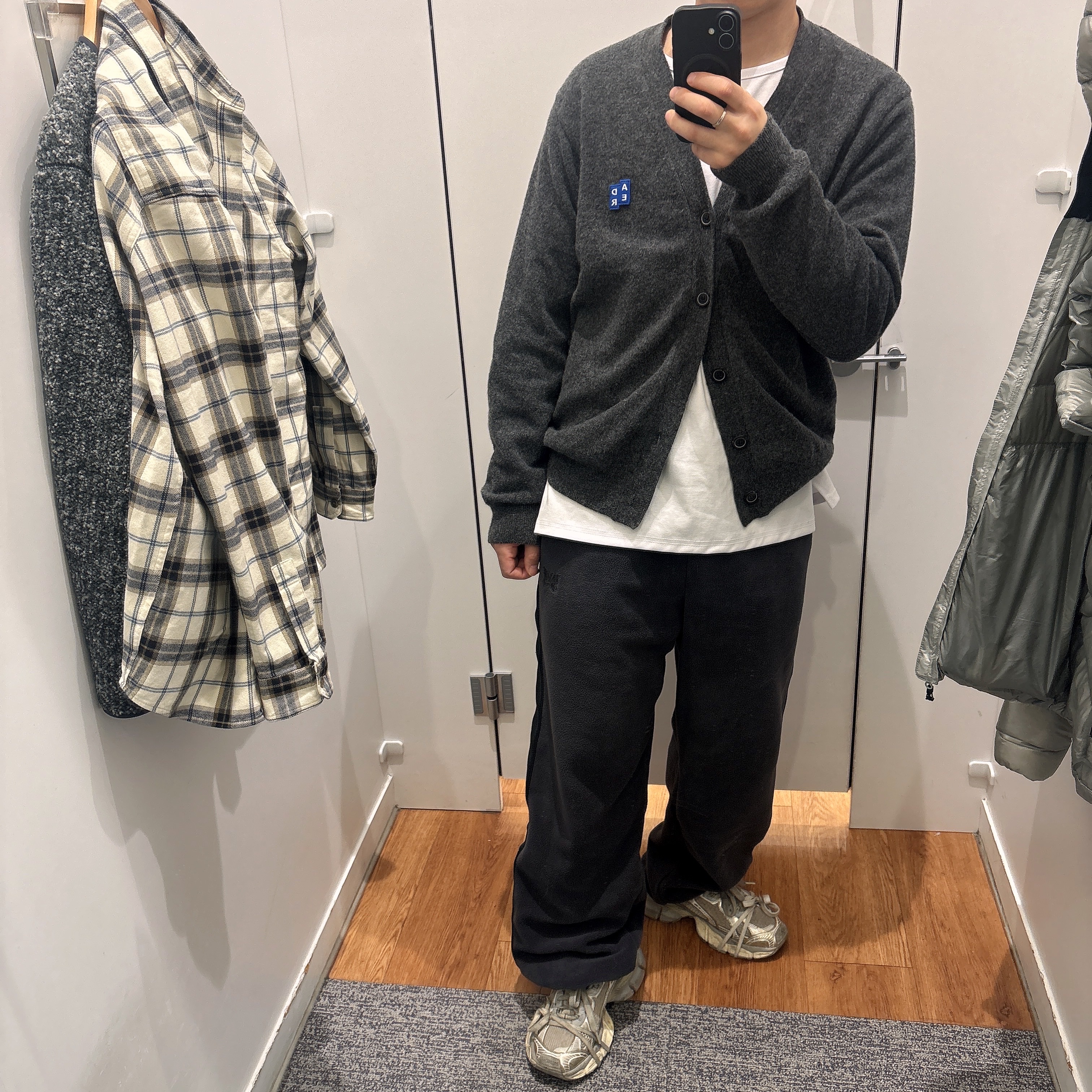 The North Face Summit Mattehorn RDS Down Jacket Light Gray, Ader Error Sig; TRS/BL Tag Cardigan 01 Charcoal 착용 스타일 - 2