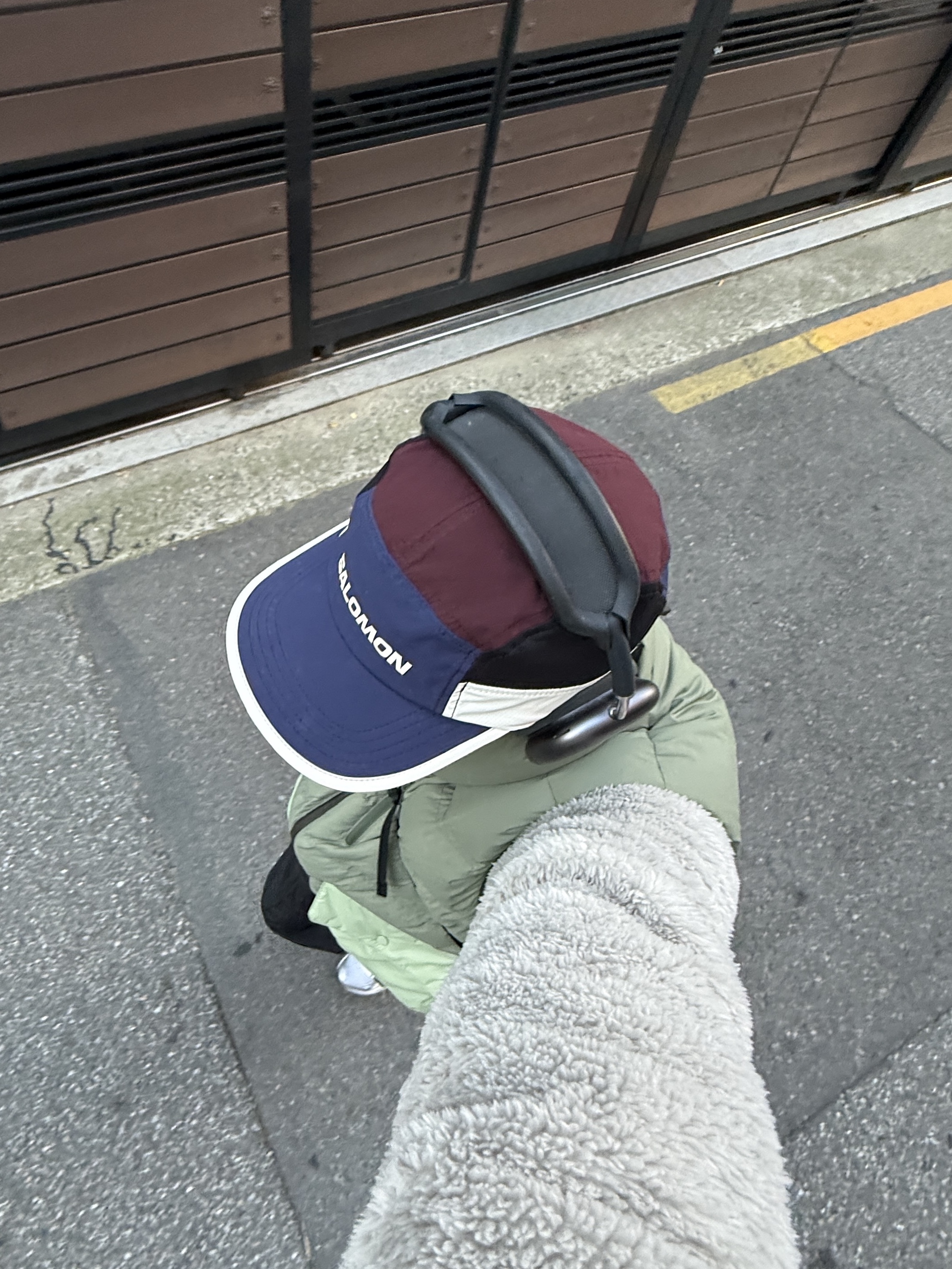 Uniqlo x Needles Fleece Jacket Beige - KR, Salomon Cross Down Vest Light Green 착용 스타일 - 1