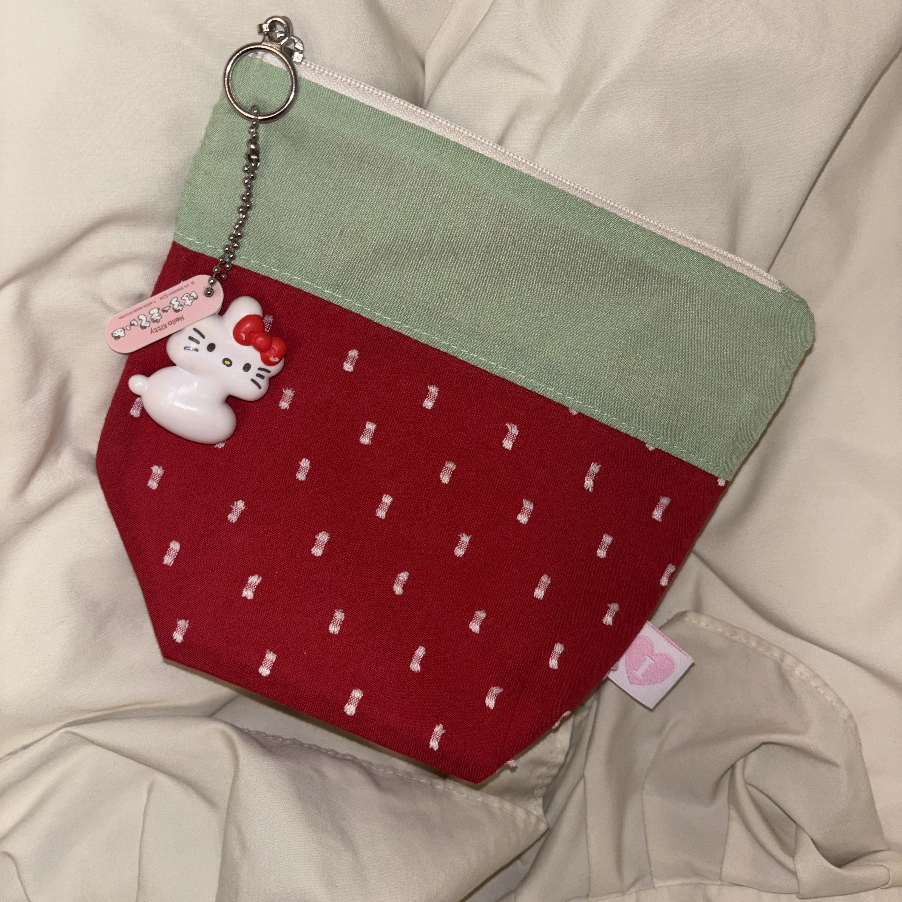 [KREAM 단독]  Isummerly Love Berry Pouch Red 착용 스타일