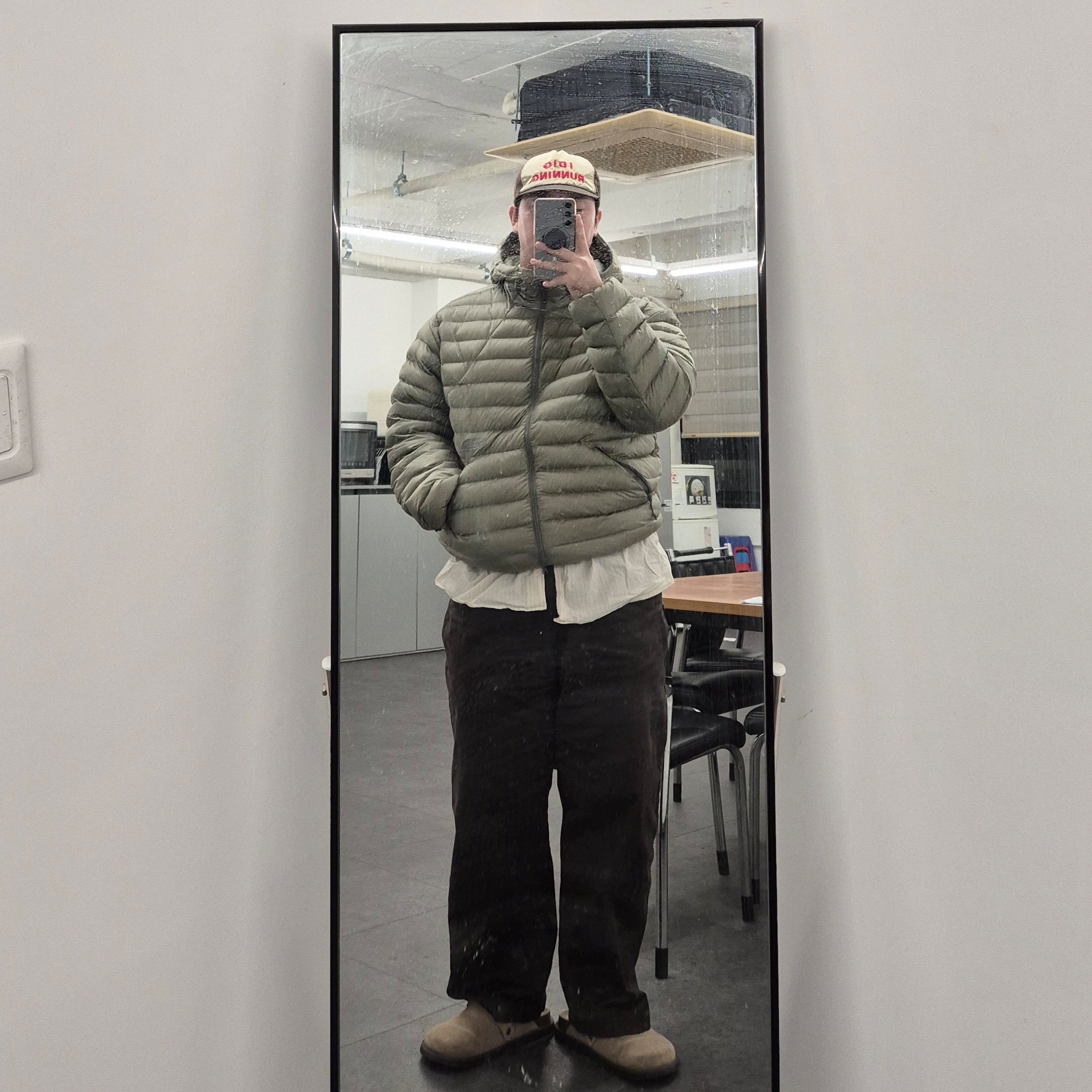 The North Face Ventus On Jacket Light Khaki, Alex Zono I Dig Running Trucker Hat OG Brown 착용 스타일