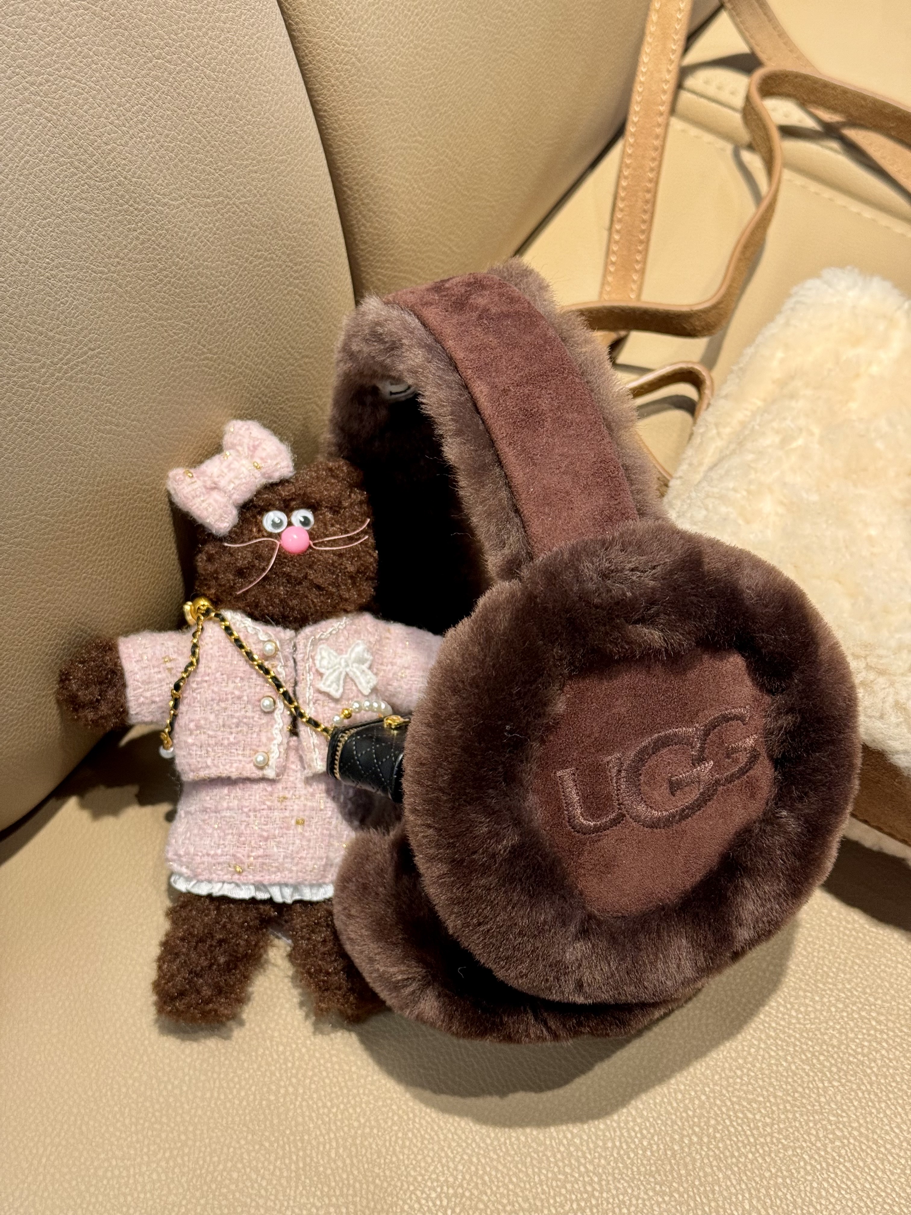 (W) UGG Embroidered Logo Earmuff Burnt Cedar, Monamhee x STU Namhee Brown 착용 스타일 - 2