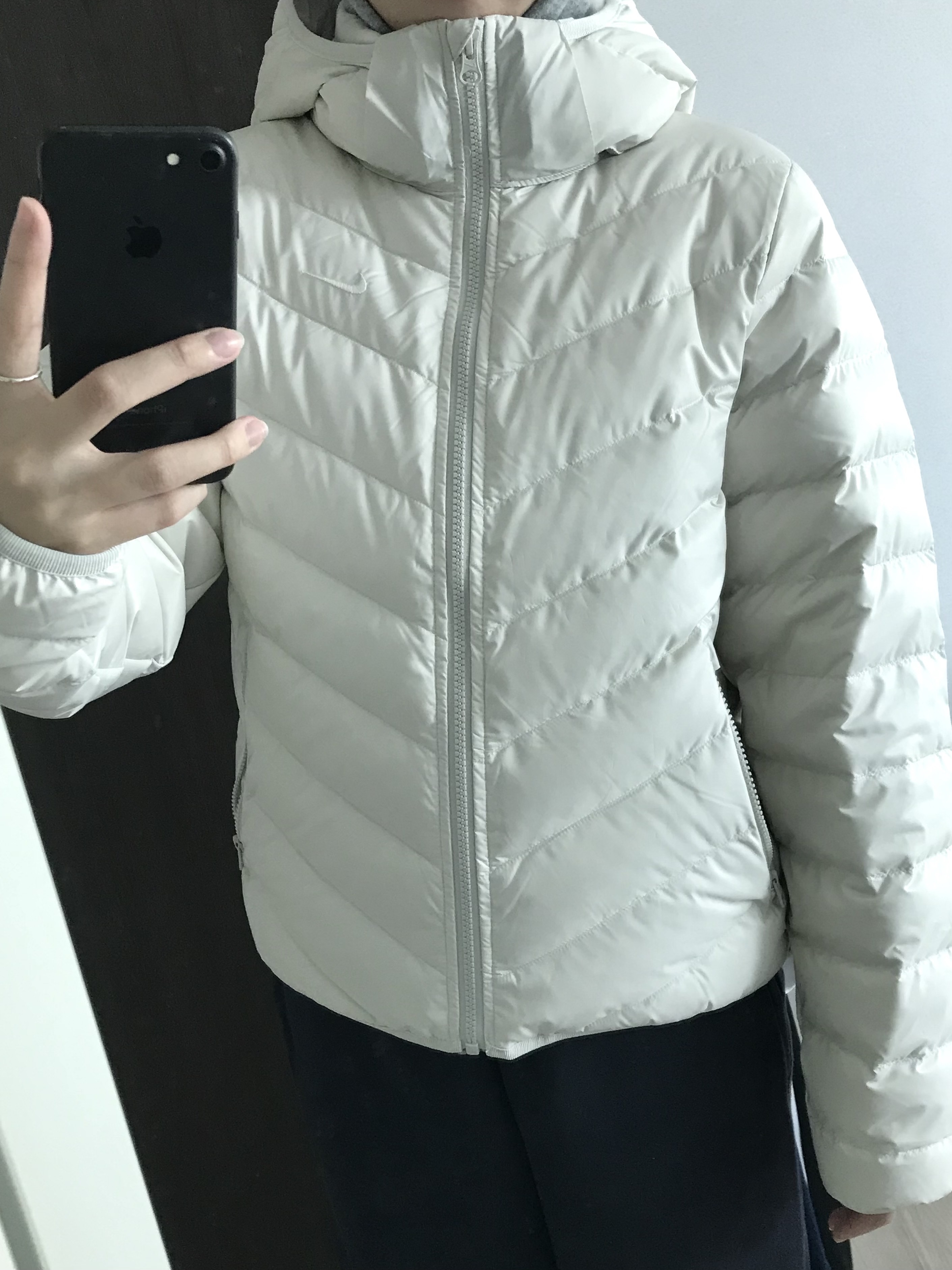 (W) Nike NSW Wind Puffer Therma-Fit Hooded Padded Light Bone Sail 착용 스타일