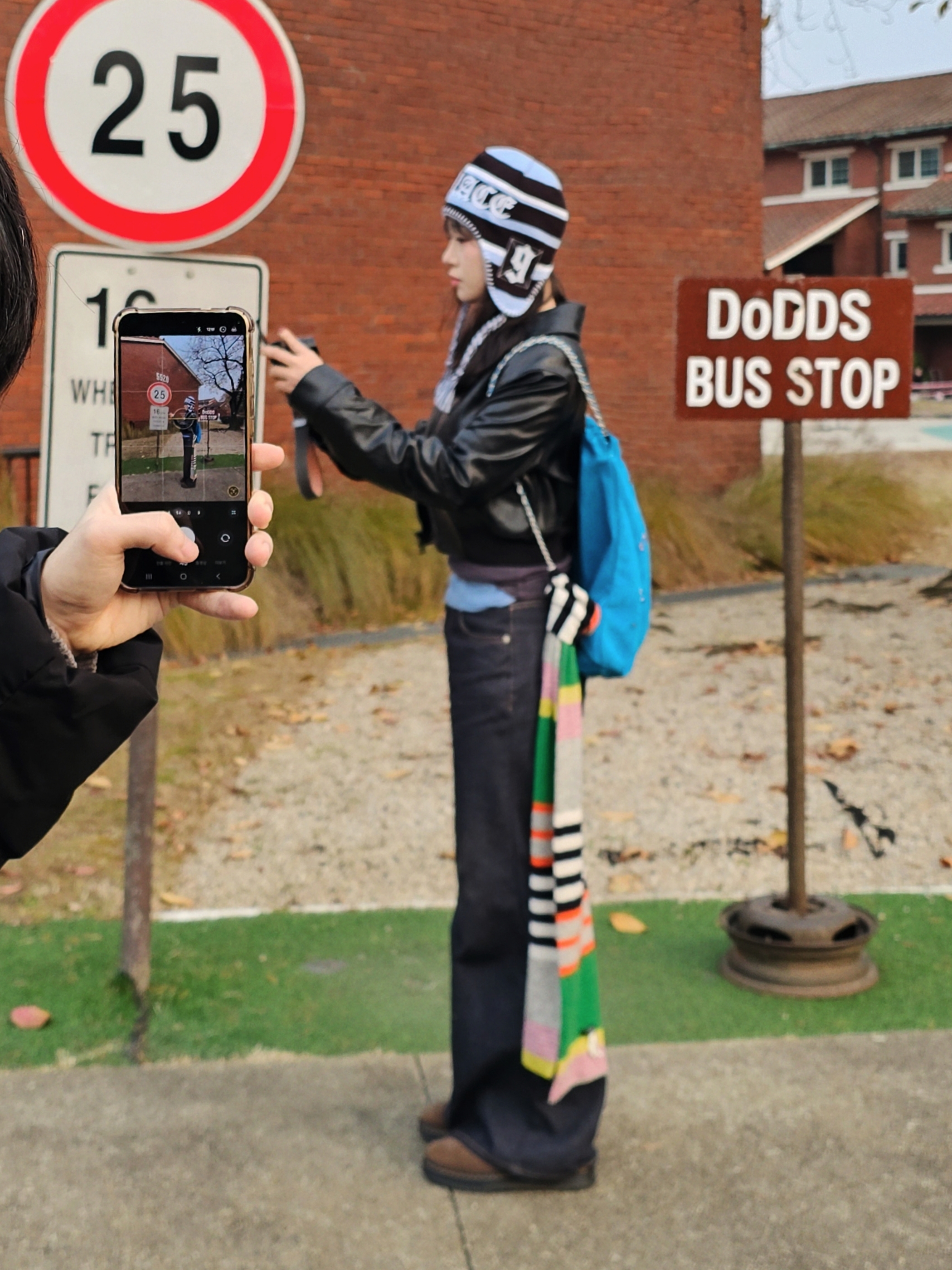 Palace Union Peruvian Beanie Black - 25FW, Saenginstudios Women Universe Suede Chain Bag Black 착용 스타일 - 3