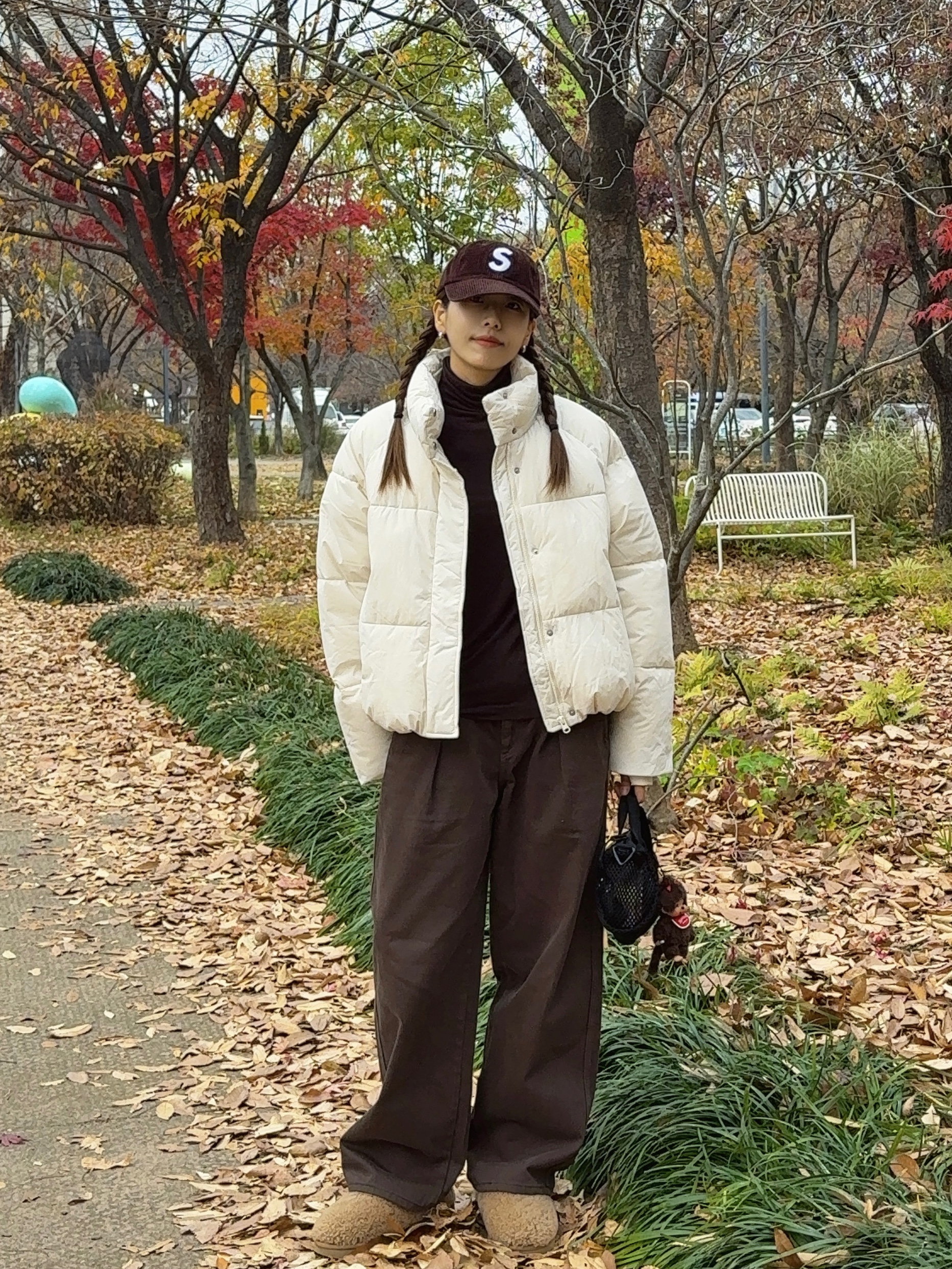 Supreme Corduroy S Logo 6-Panel Dark Brown - 24FW, (W) UGG Maxi Curly Tasman Slipper Chestnut 착용 스타일 - 1