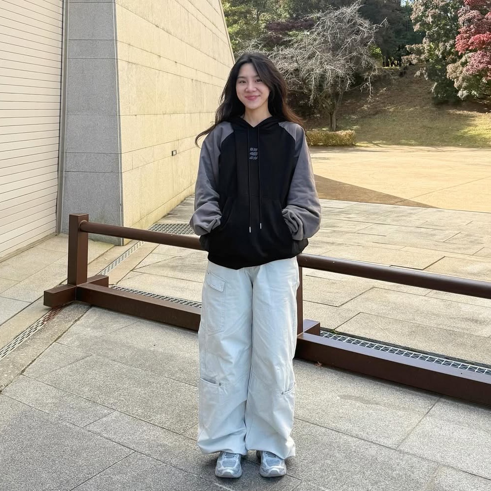 Express Holiday Color Block Hoodie Sand Beige, Express Holiday Color Block Hoodie Black 착용 스타일