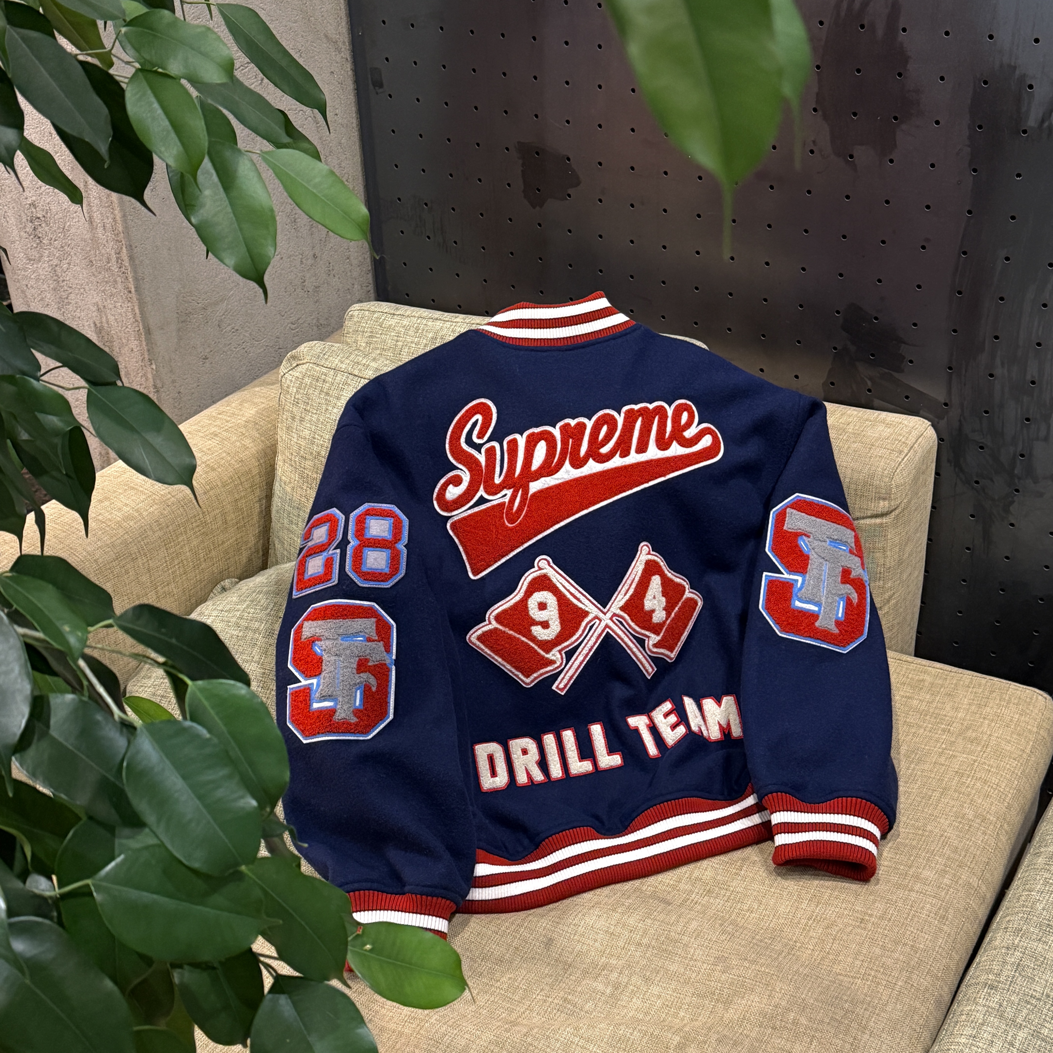 Supreme Drill Team Varsity Jacket Navy - 25FW, Nike x Jacquemus Moon Shoe SP Off Noir Cashmere 착용 스타일 - 2