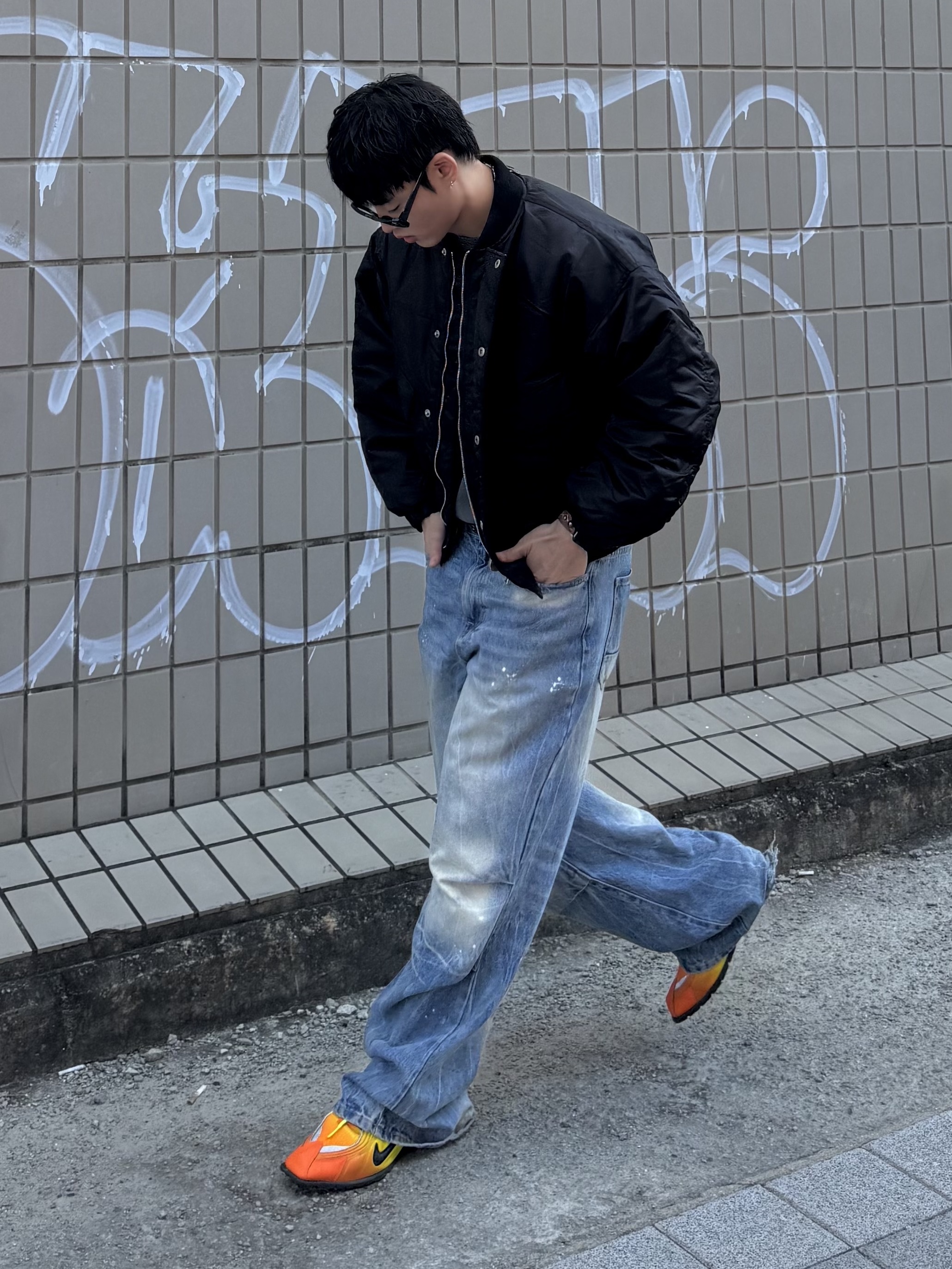Nike x Martine Rose Shox MR4 Safety Orange 착용 스타일 - 2