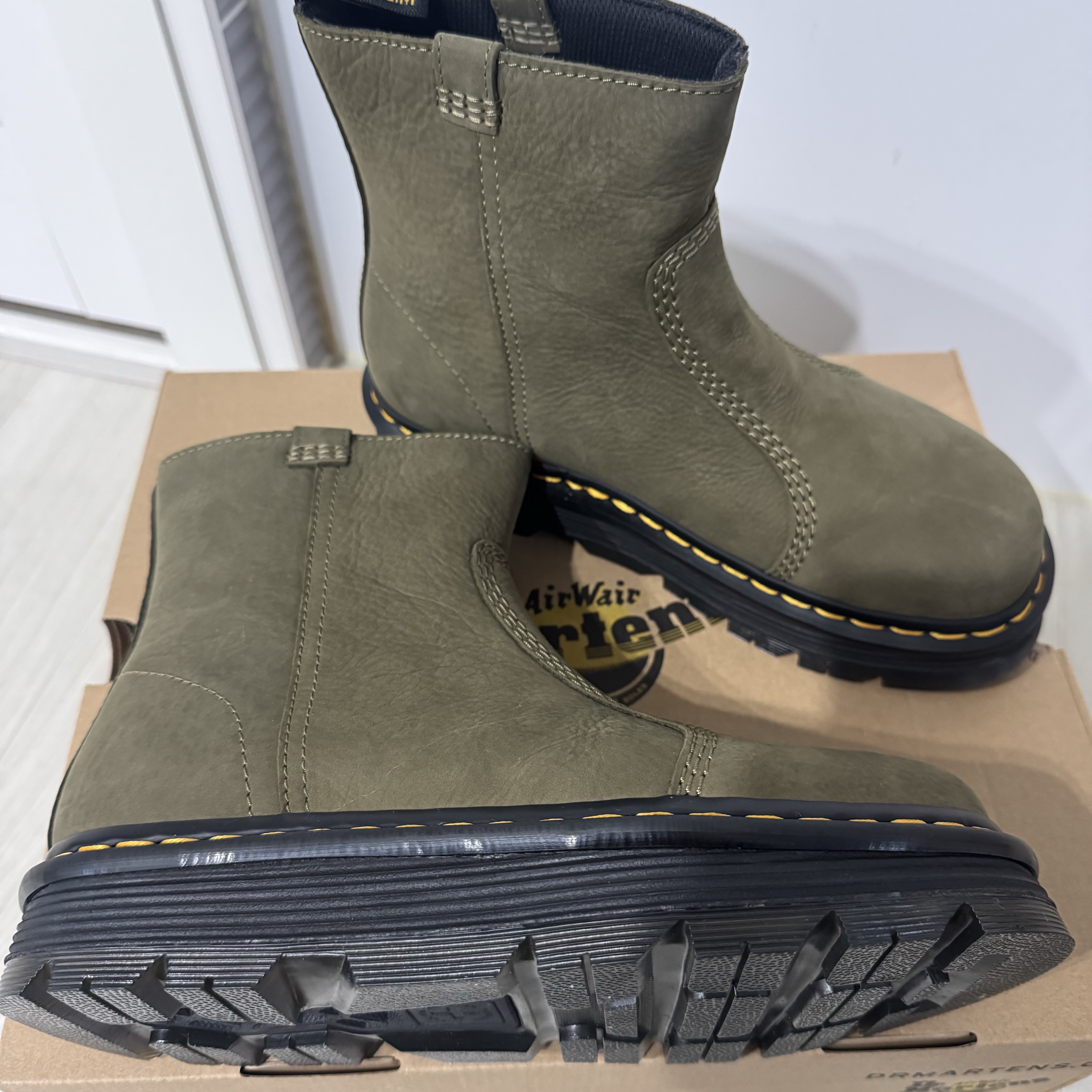 (W) Dr. Martens Zebzag Rigger Leather Boots DMS Olive 착용 스타일 - 2