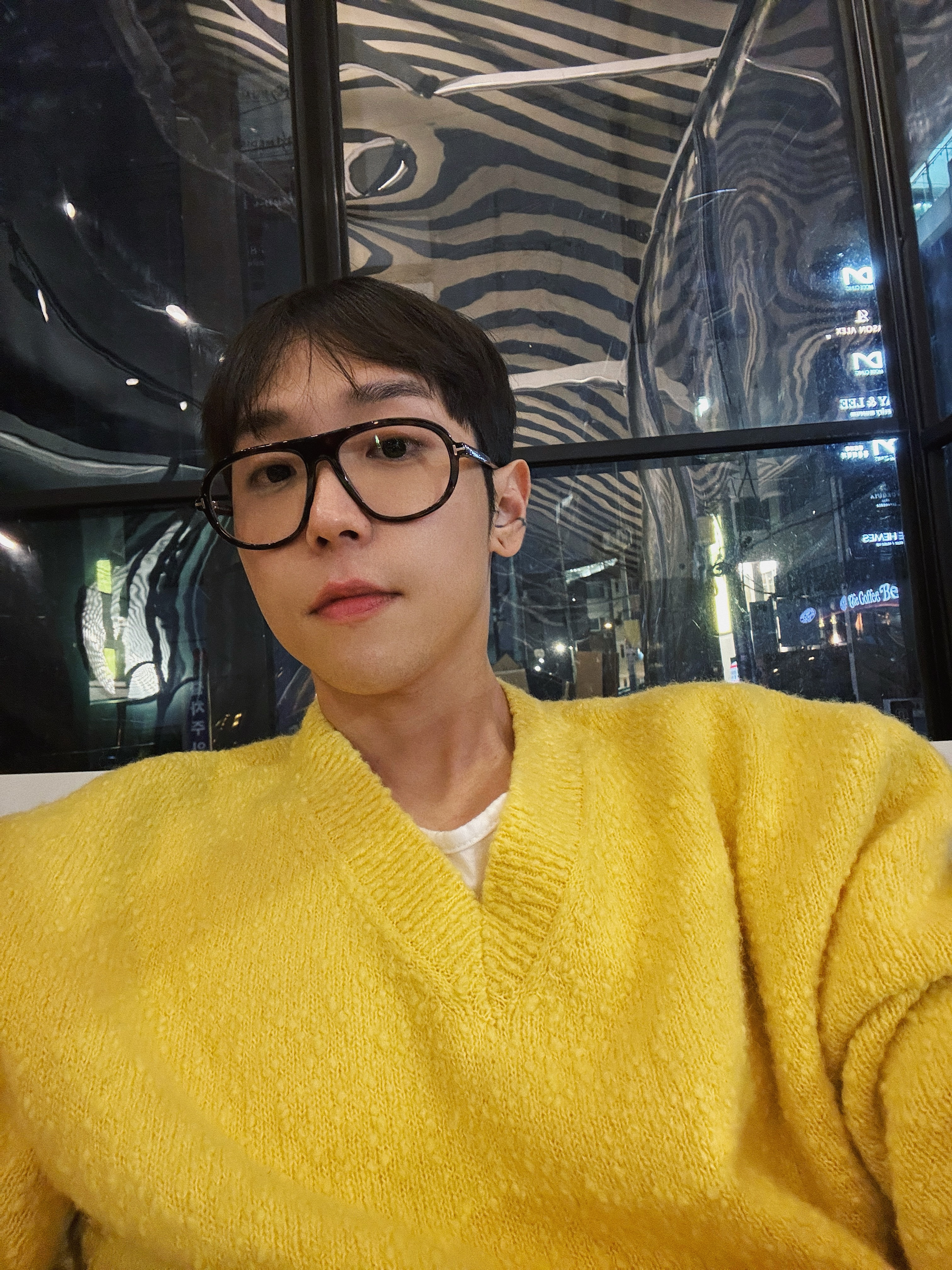 STU Casentino V-Neck Knit Yellow, Maison Mihara Yasuhiro Baker OG Sole Canvas Low Cut Sneakers White 착용 스타일 - 1
