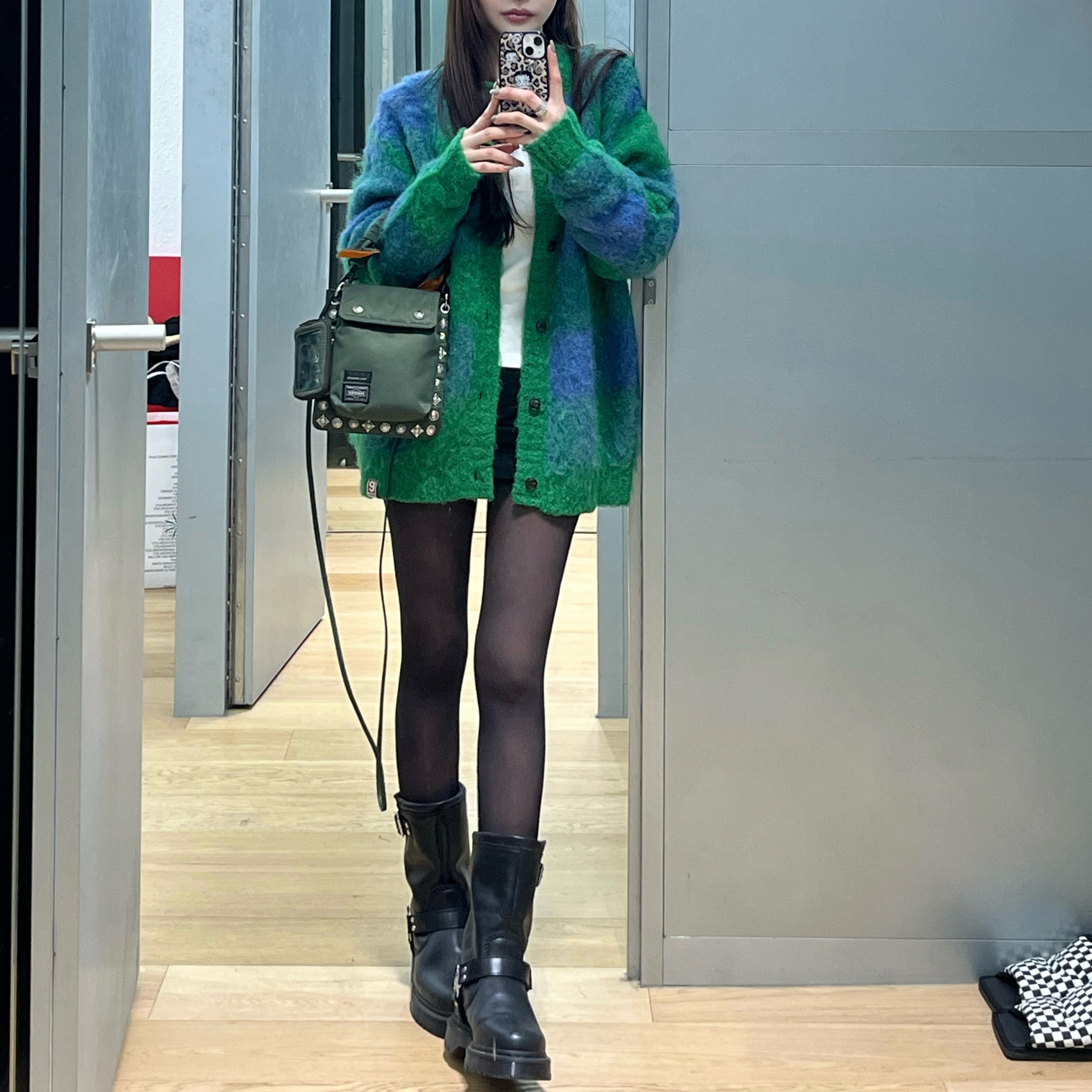 Porter x Toga Shoulder Pouch Sage Green, Dr. Martens Anistone Hi Dark Brown 착용 스타일
