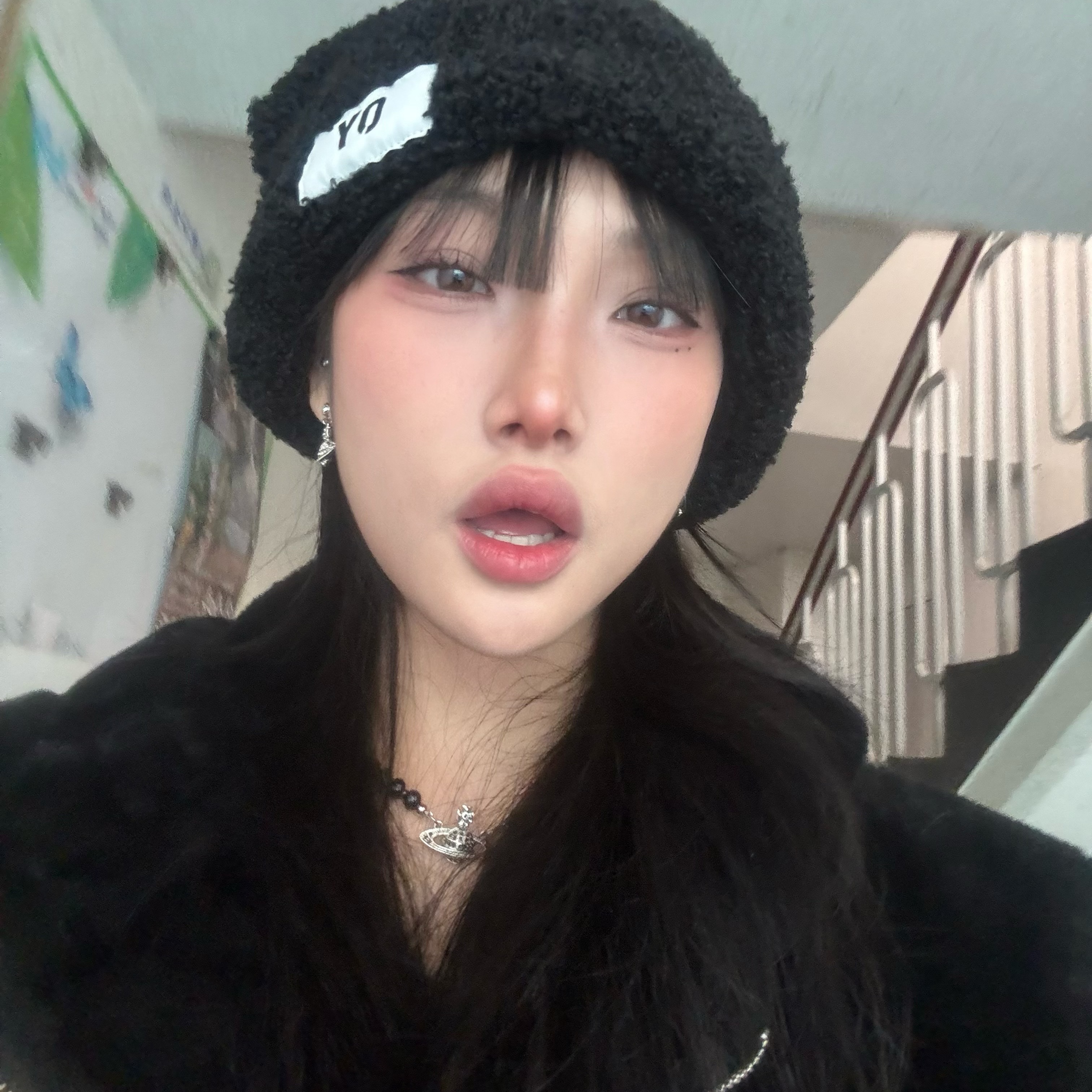 Vivienne Westwood Messaline Choker Silver Black, (W) Vivienne Westwood Mini Bas Relief Drop Earrings Silver 착용 스타일 - 1