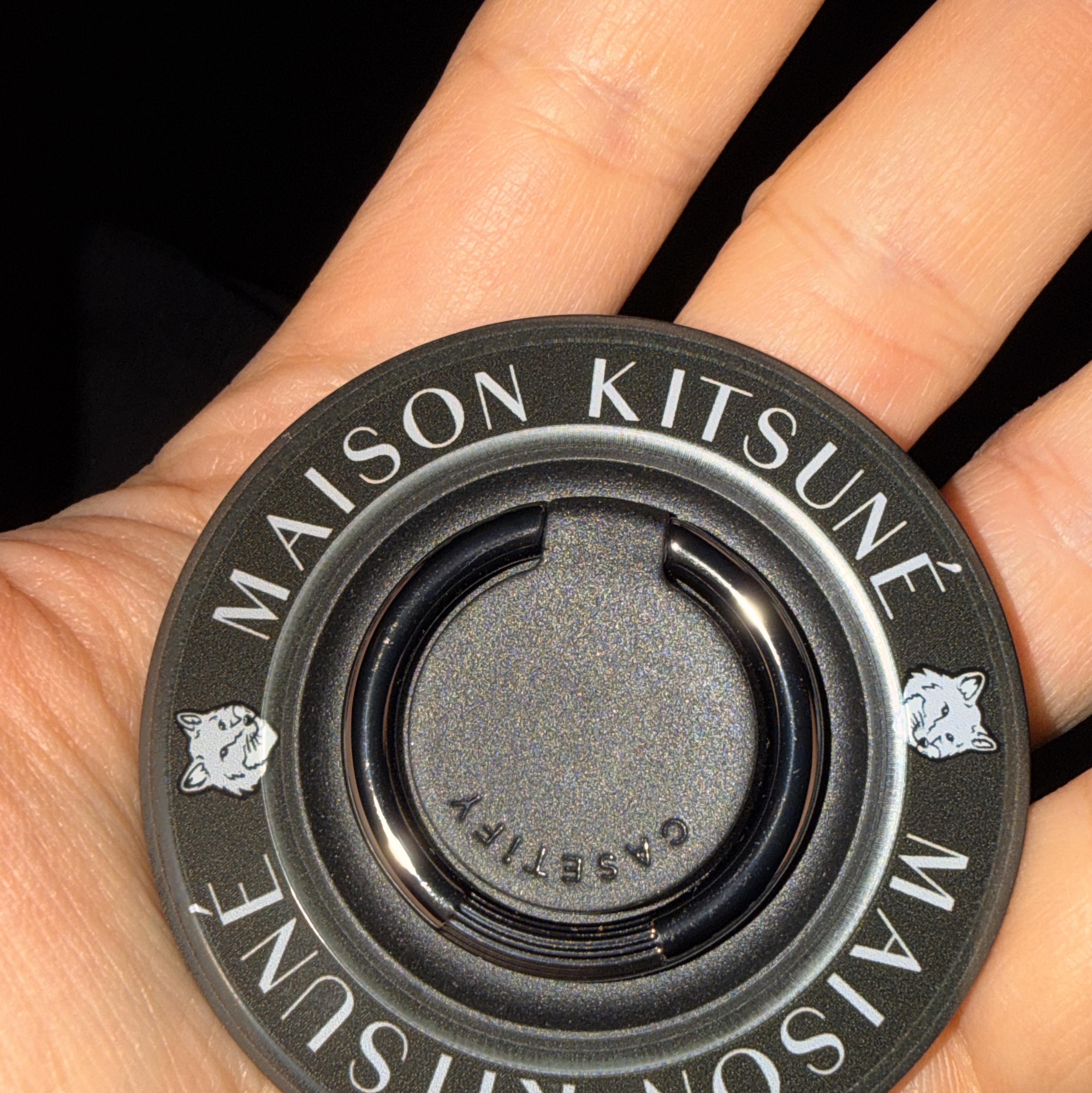 Casetify x Maison Kitsune Snappy Ring Holder Black 착용 스타일