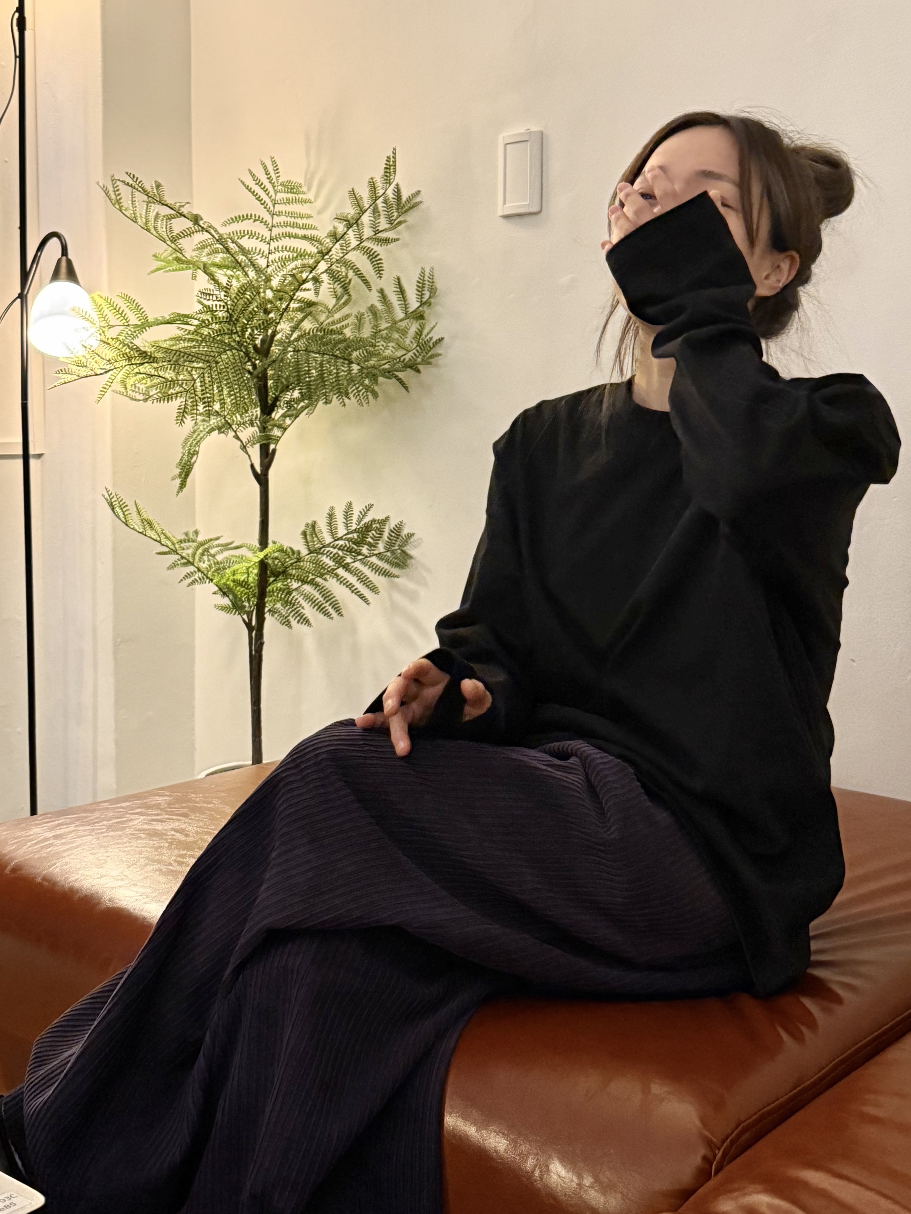 SLOW RECORD HOUSE Fingerhole Crop Long Sleeve Black 착용 스타일 - 1