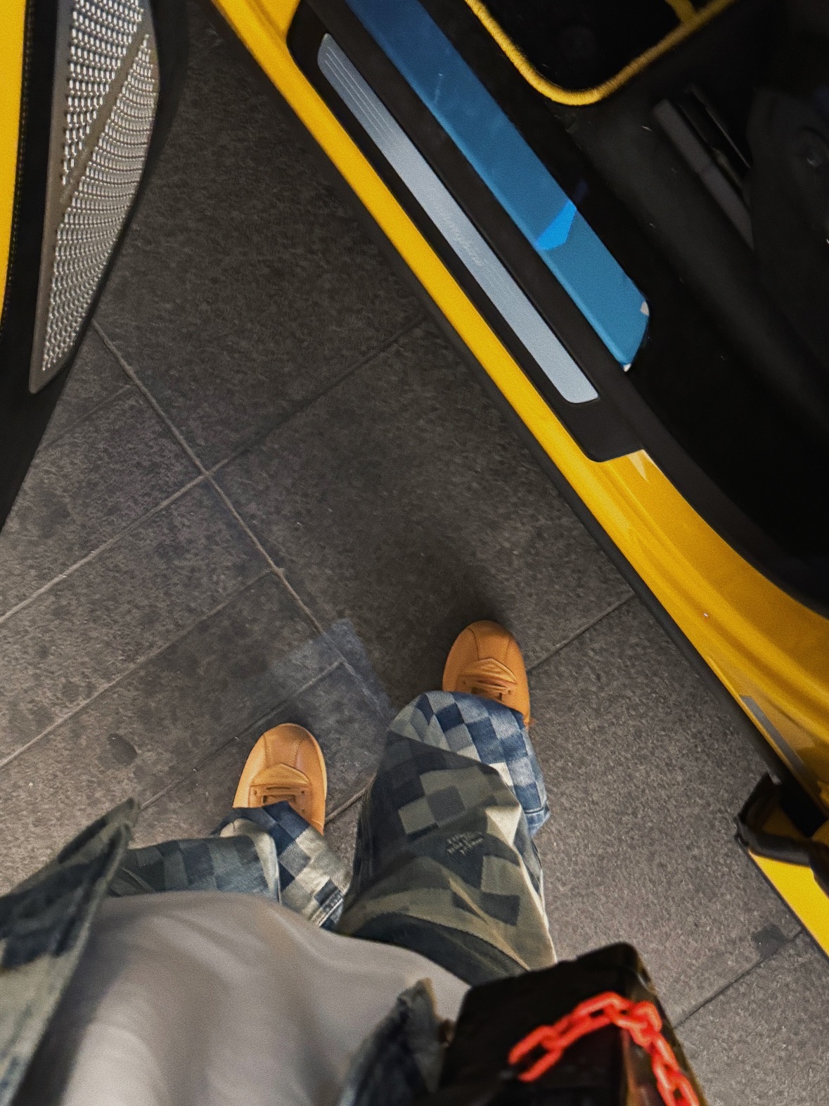 Louis Vuitton LV Buttersoft Sneakers Beige, Louis Vuitton Damier Classic Denim Jacket Indigo 착용 스타일 - 4