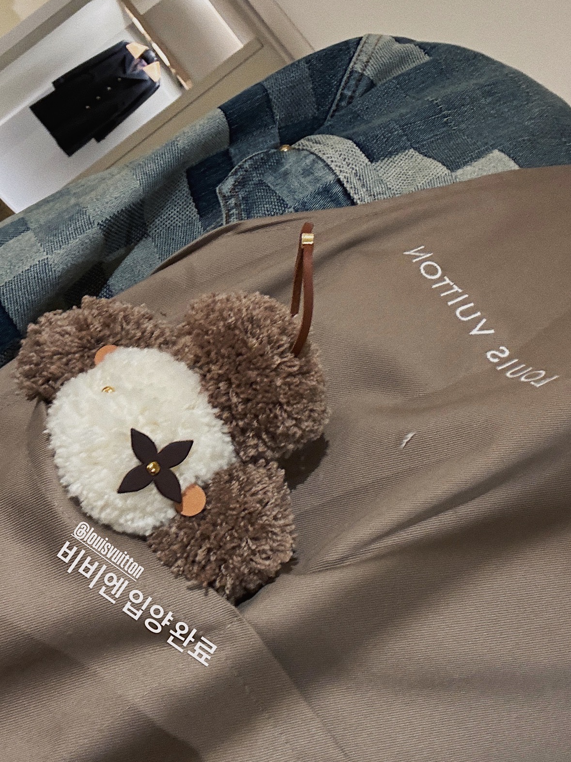 Louis Vuitton LV Buttersoft Sneakers Beige, Louis Vuitton Damier Classic Denim Jacket Indigo 착용 스타일 - 3