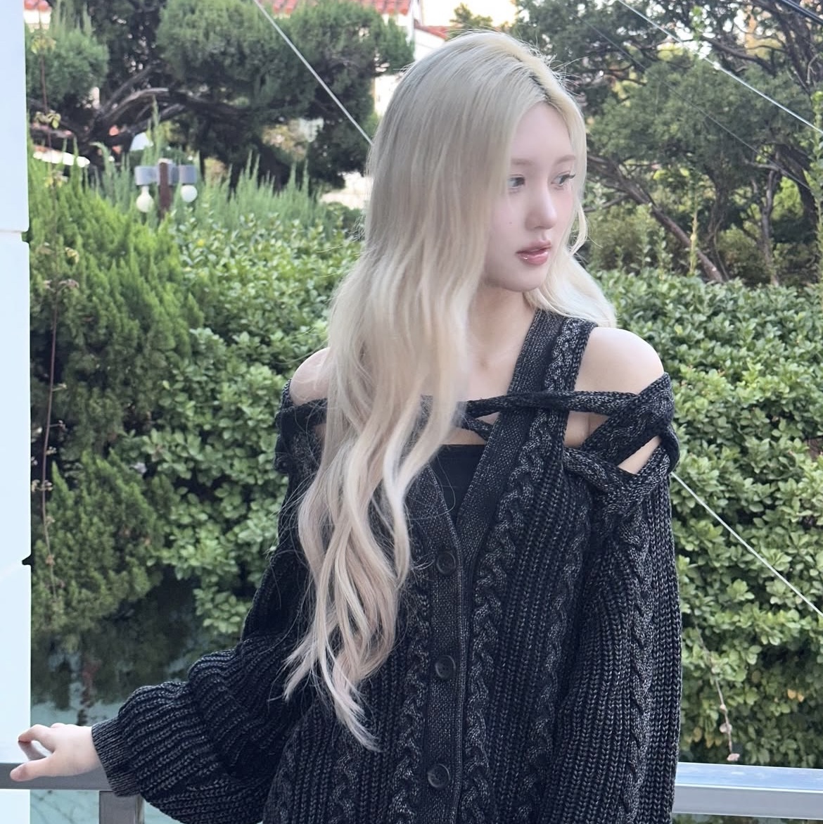 (W) H&M x Glenn Martens Cable Knit Cardigan Black 착용 스타일 - 9