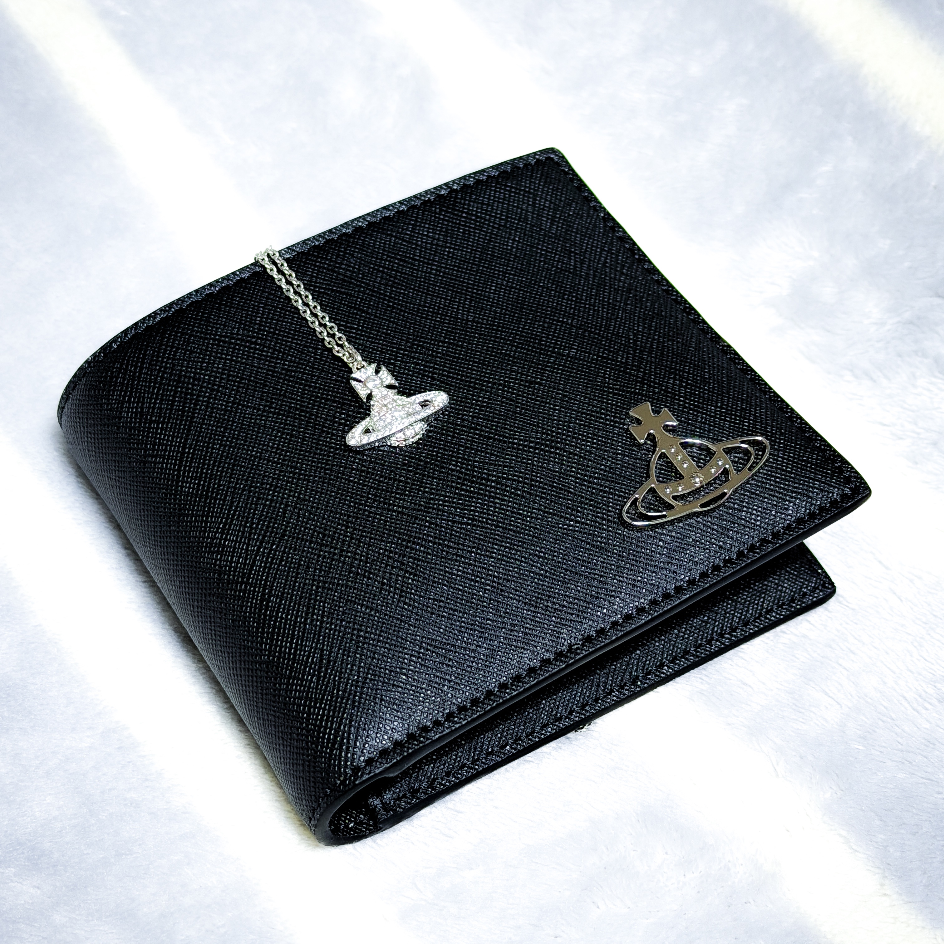 Vivienne Westwood Saffiano Leather Bi-Fold Wallet Black, Vivienne Westwood Carmela Bas Relief Pendant Platinum White 착용 스타일