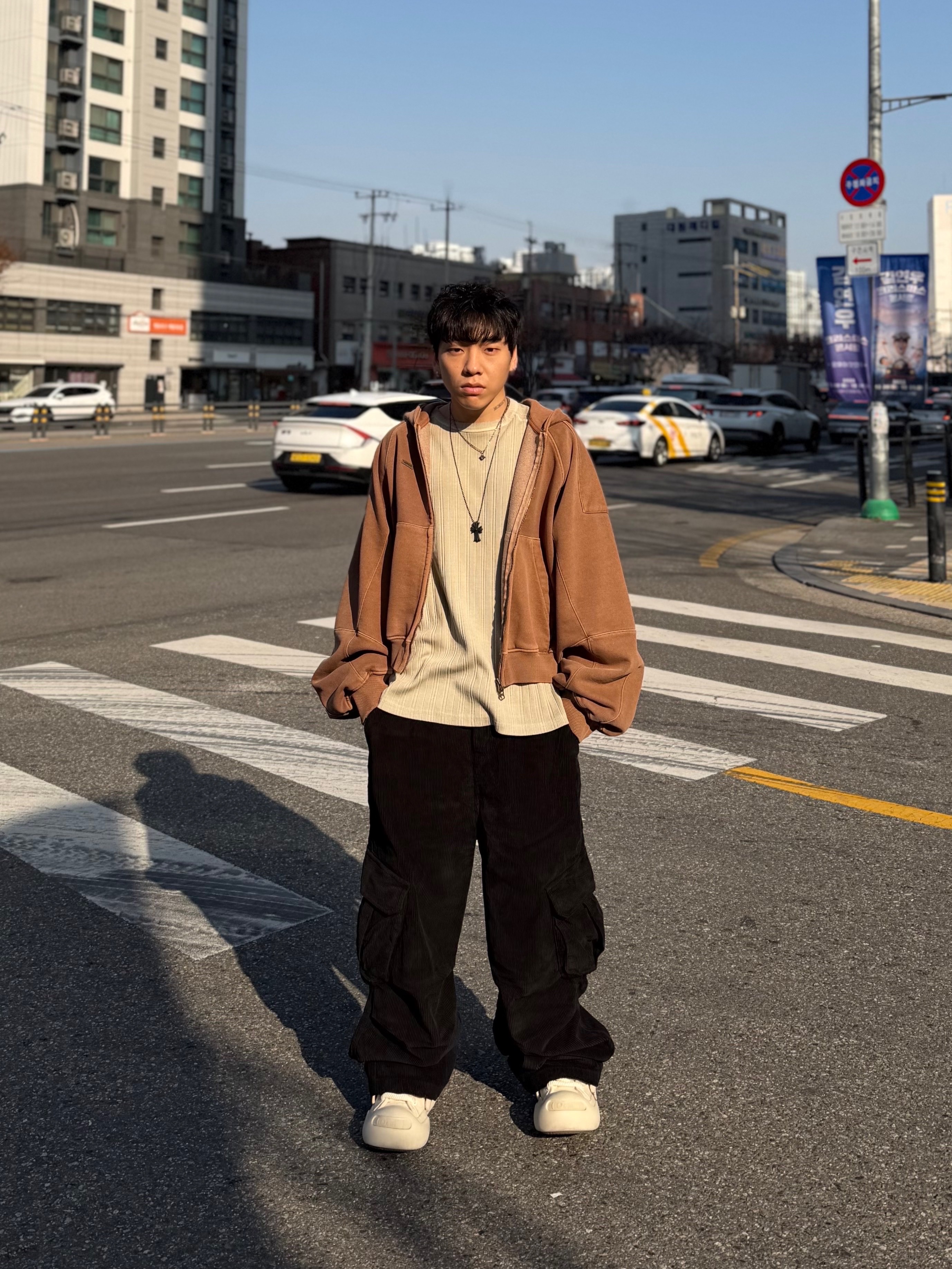 Chrome Hearts Silichrome CH Cross Pendant Black 2022/2023/2025, Ajobyajo Vintage Pigment Zip-Up Hoodie Mocha 착용 스타일 - 2