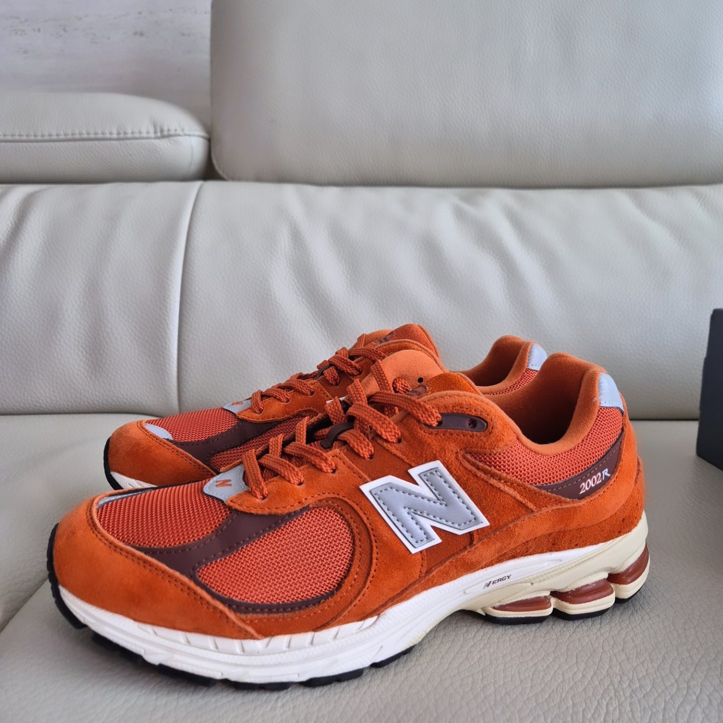 New Balance 2002R Rust Oxide 착용 스타일 - 1