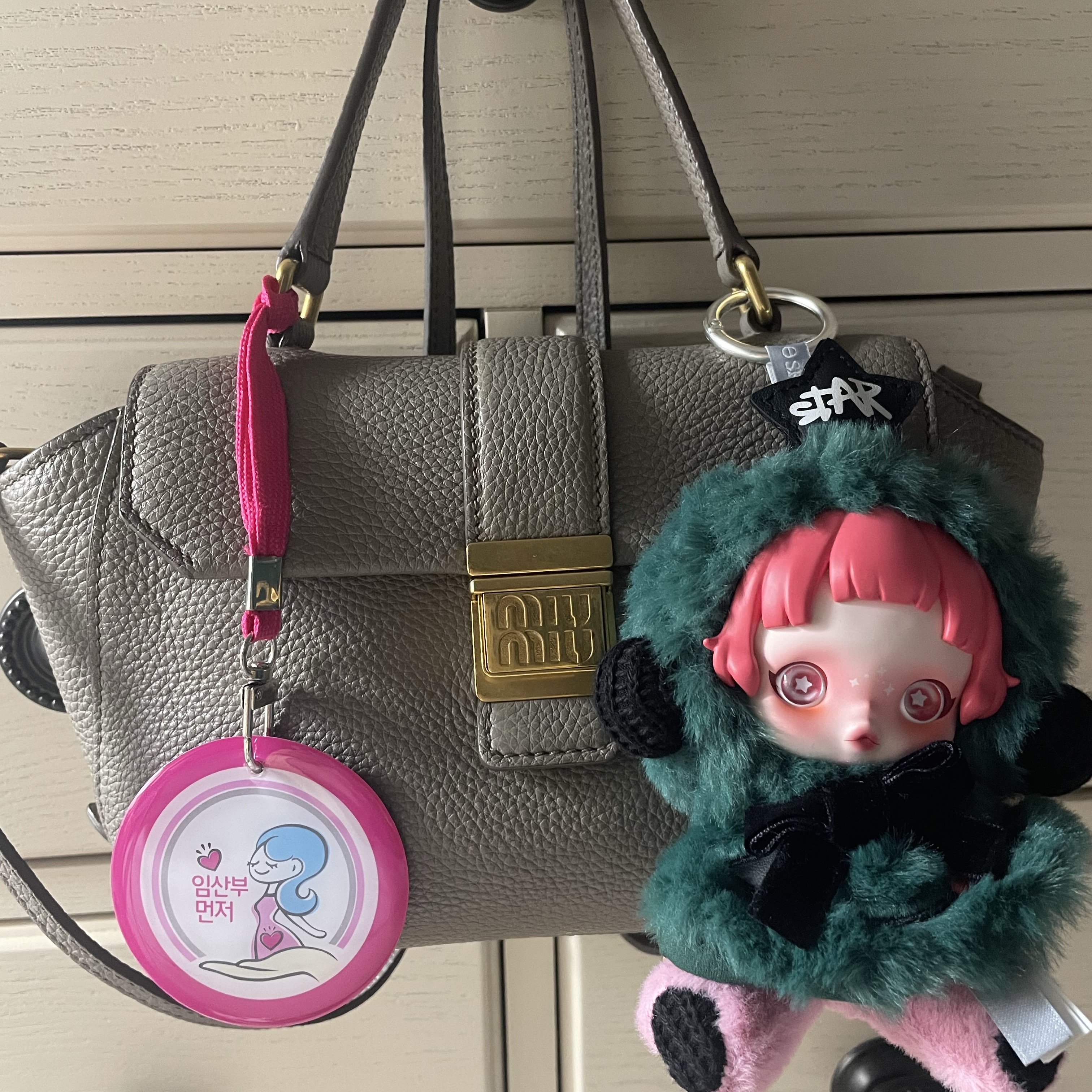 Pop Mart Skullpanda Winter Symphony Series Keyring Sealed Case (1 Blind Box) 착용 스타일