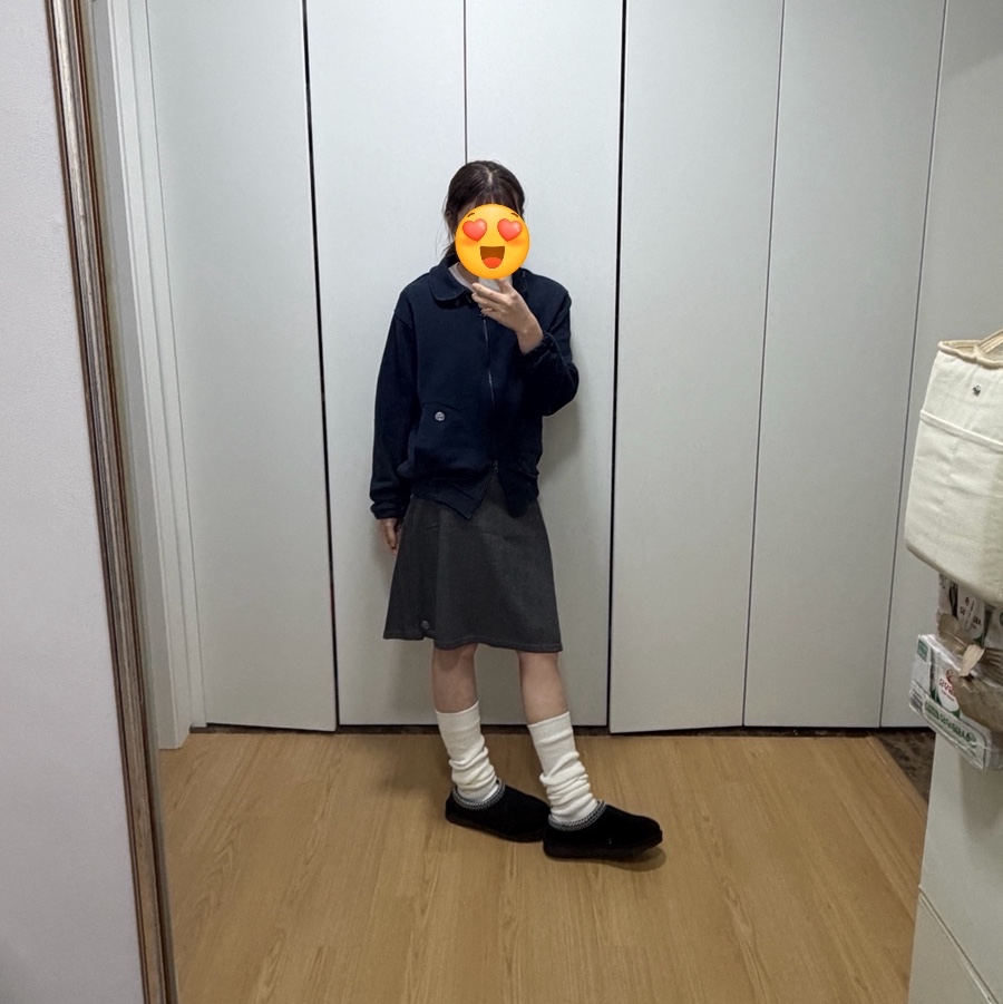 COYSEIO 038 Stripe Skirt Dark Grey, UGG Tasman II Slipper Black 착용 스타일 - 1