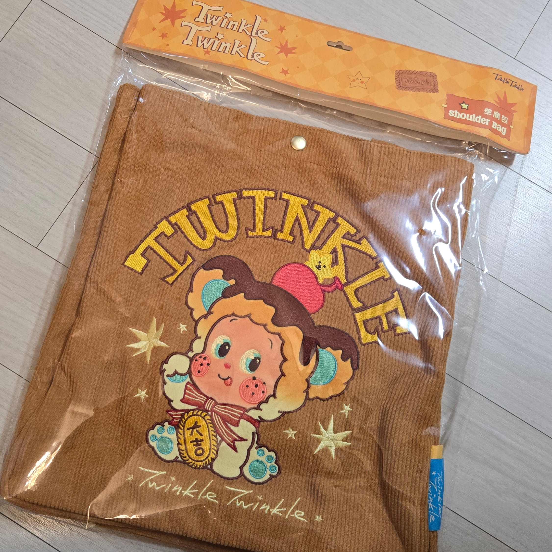Pop Mart Twinkle Twinkle-Enjoy the moment-Shoulder Bag 착용 스타일 - 2