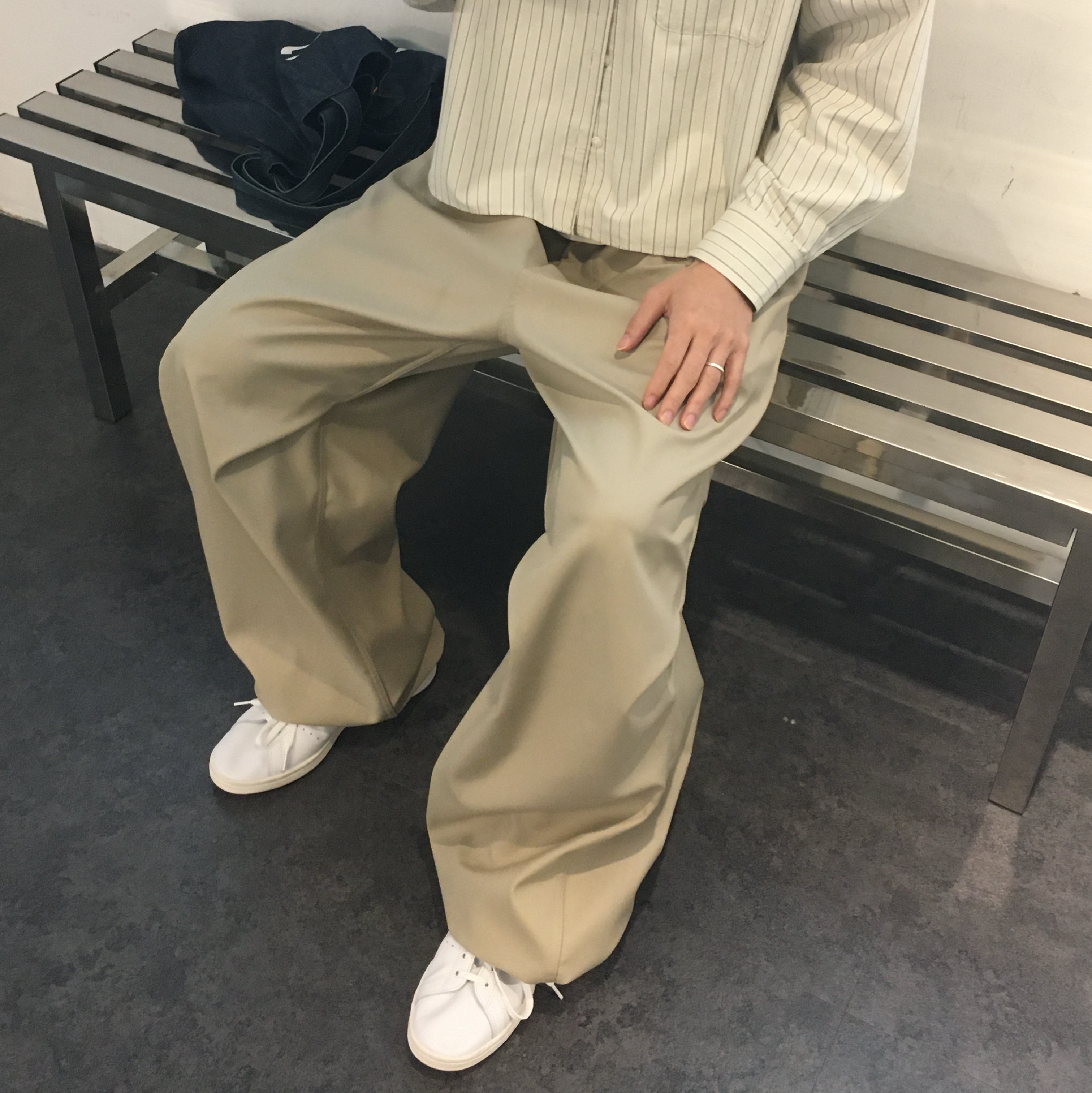 Adidas Stan Smith Decon Cloud White Green, [예약 배송] Kamien x KOIN SEOUL 247 All Day Slacks Beige 착용 스타일 - 2