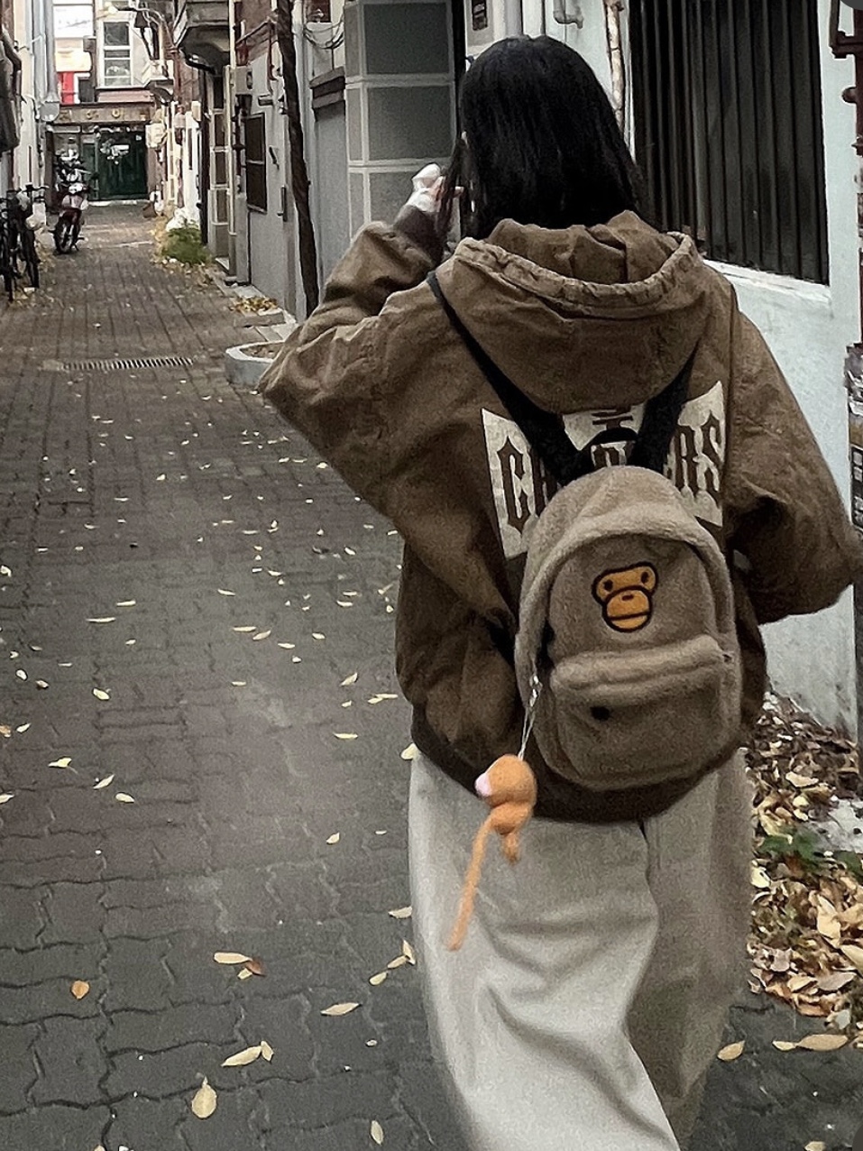(W) UGG Classic Ultra Mini Platform Boots Chestnut, BAPE Baby Milo Mini Fur Backpack Beige 착용 스타일 - 4