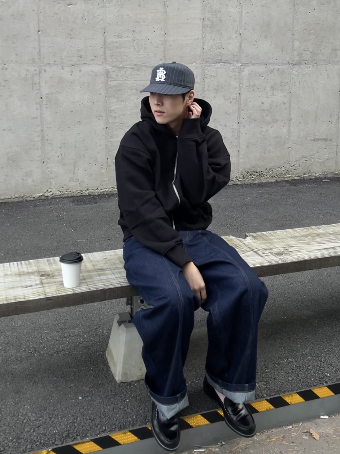 [KREAM 단독] About:Blank Monogram Pinstripe Cap Charcoal White - 26SS, [KREAM 단독] About:Blank Wide Leg Felled Denim Raw Indigo - 26SS 착용 스타일 - 5