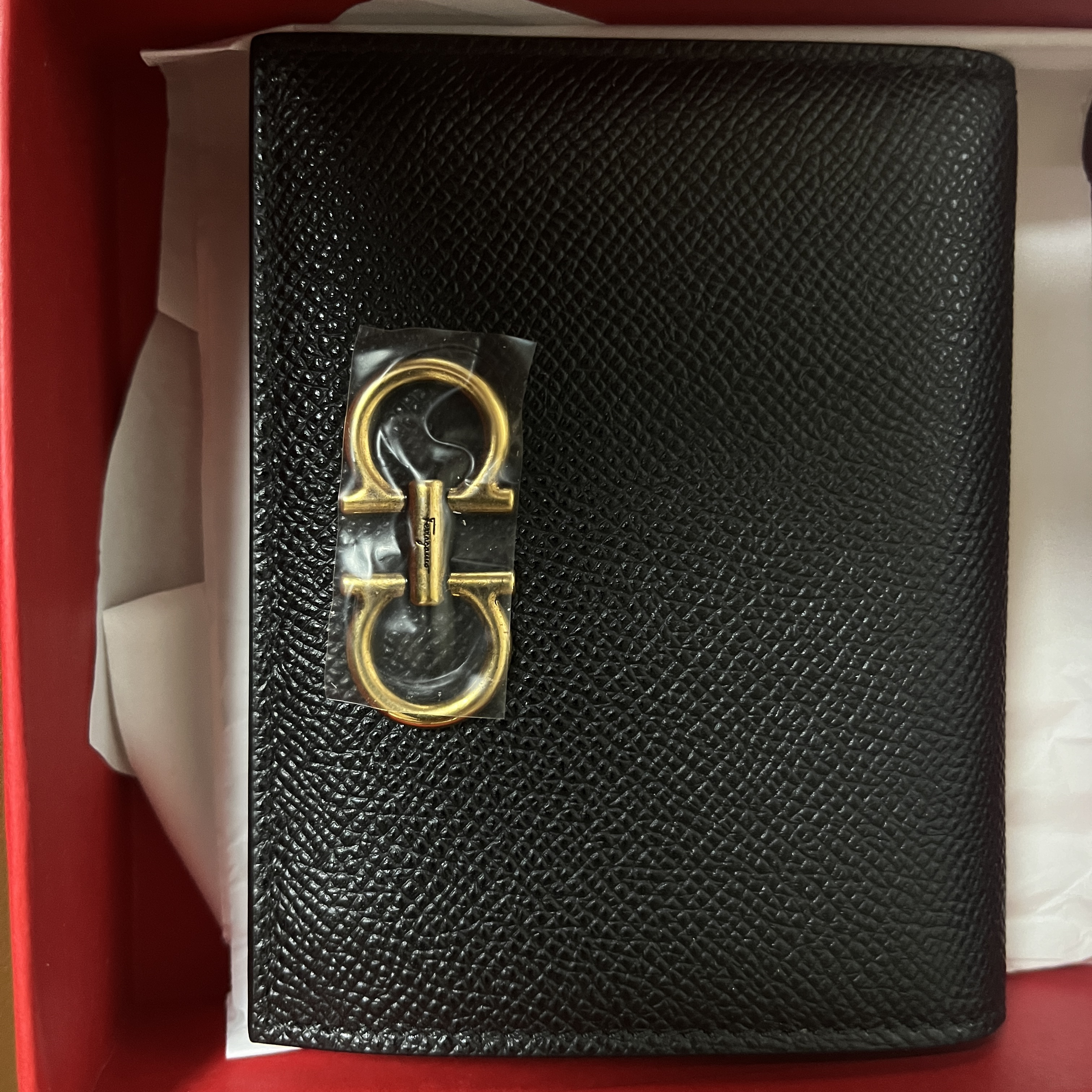 Ferragamo Gancini Compact Wallet Black 착용 스타일