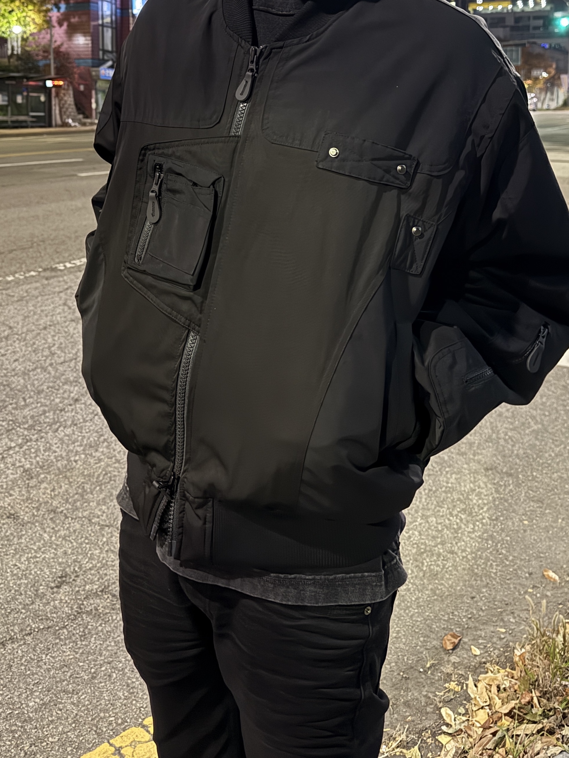 Undermycar Black Bold Chain Slim Straight Wax Coated Jeans Black 착용 스타일 - 2