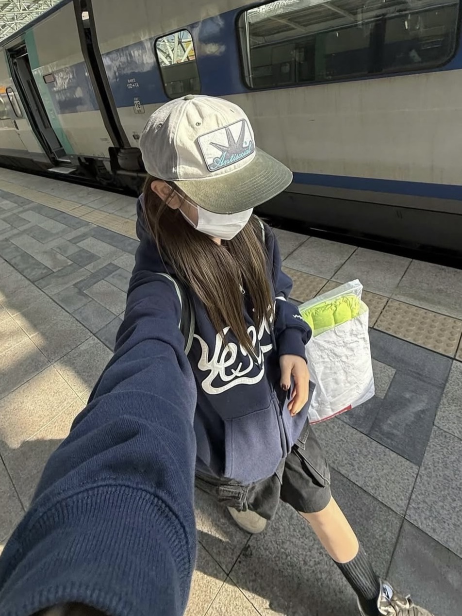 YESEYESEE Y.E.S Snail Logo Zip-up Hoodie Navy 착용 스타일