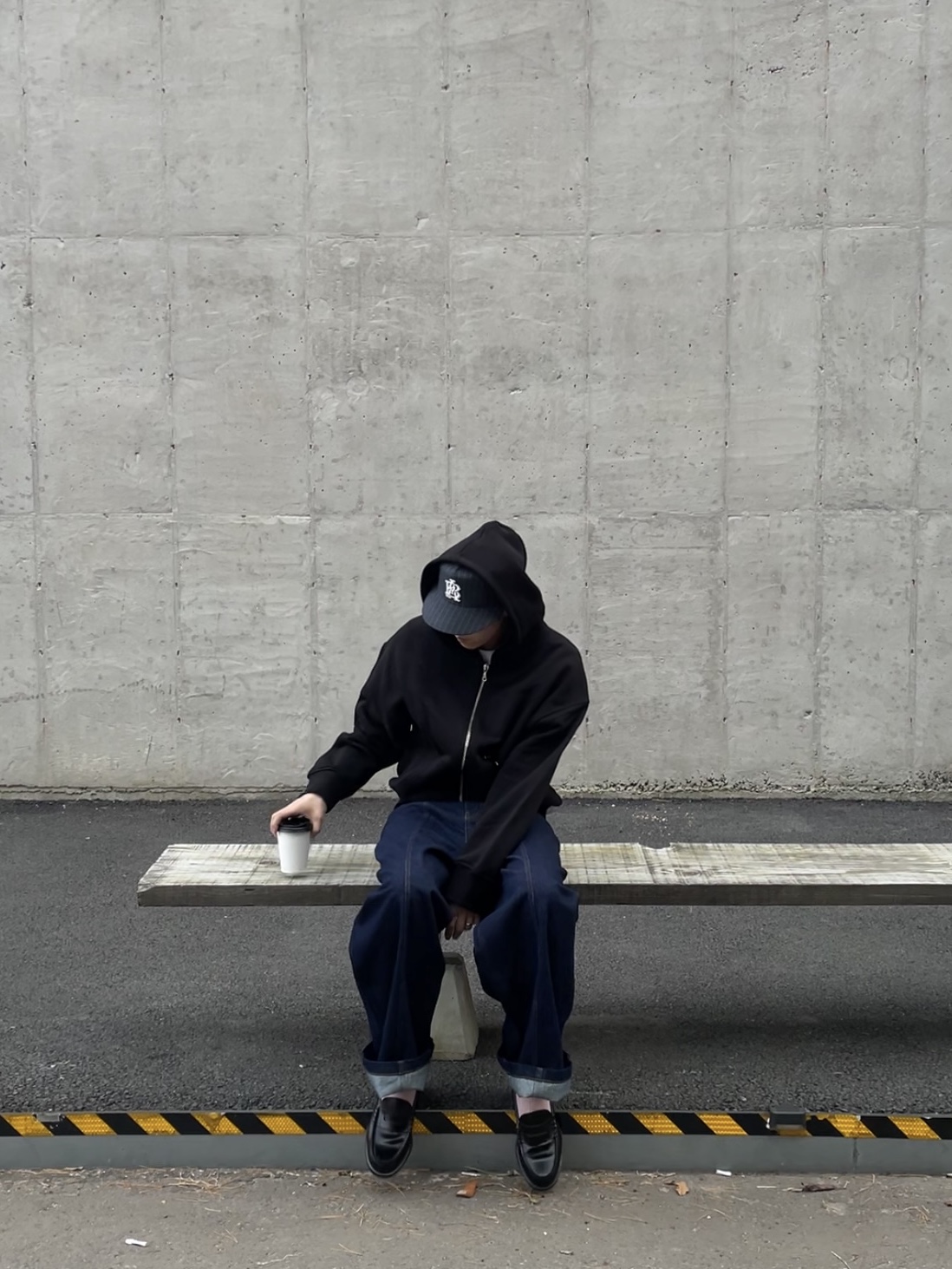 [KREAM 단독] About:Blank Monogram Pinstripe Cap Charcoal White - 26SS, [KREAM 단독] About:Blank Wide Leg Felled Denim Raw Indigo - 26SS 착용 스타일 - 4