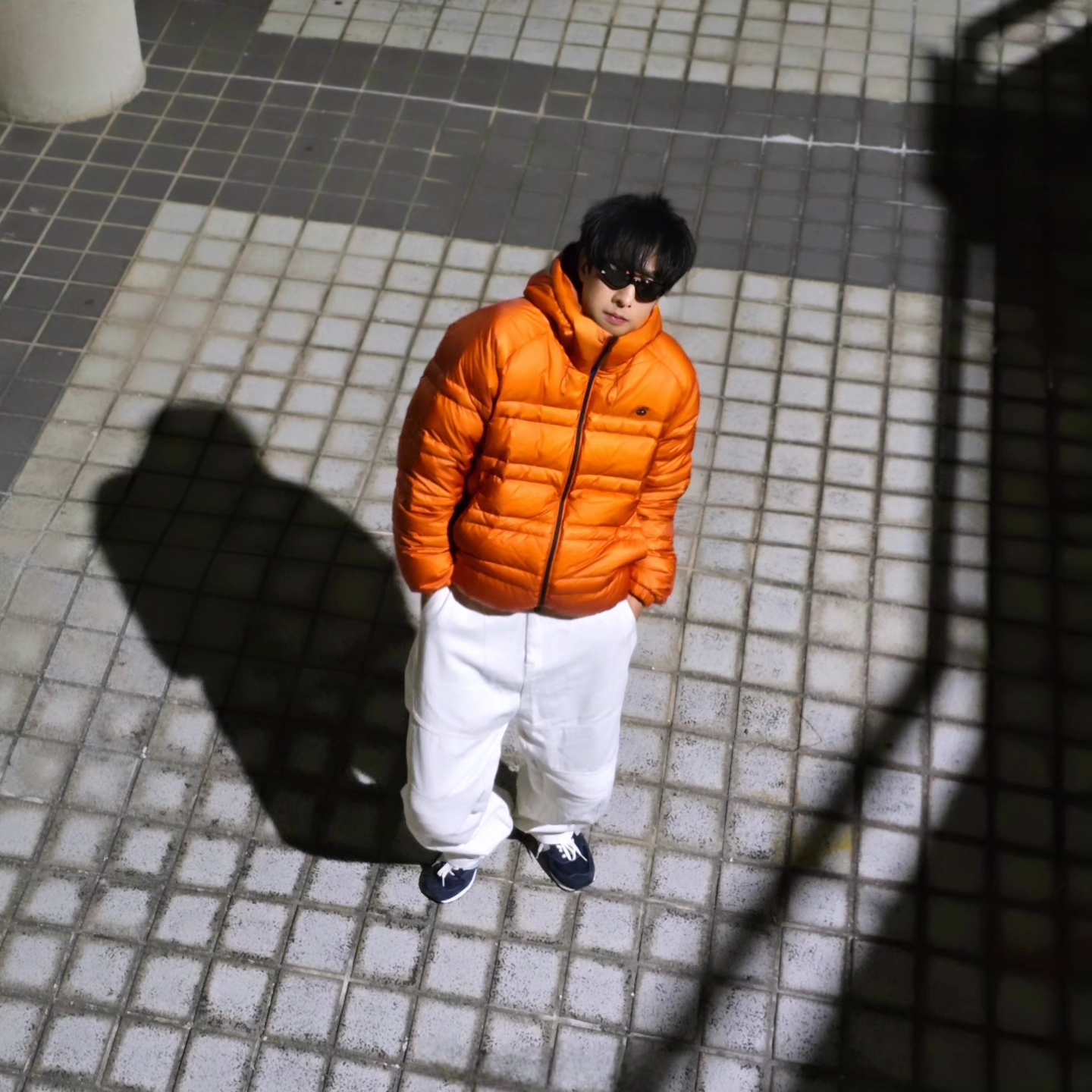 New Balance Flying 77 Superlight Hooded Goose Down Jacket Orange, New Balance x Pottery 574 Premium Hard Navy 착용 스타일 - 3