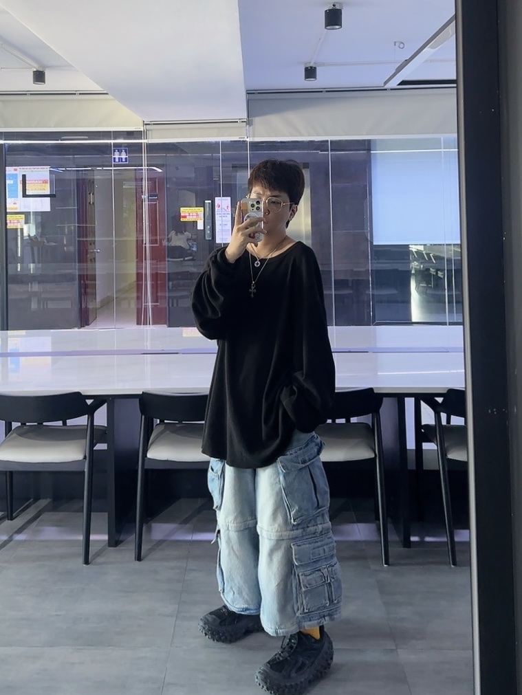 Project G/R Oversized Convertible Cargo Pants Blue, Saint Mxxxxxx Tharmal L/S T-Shirt Black - 25AW 착용 스타일 - 1