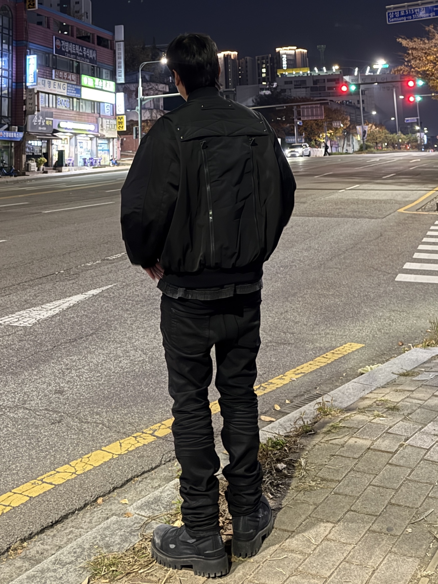 Undermycar Black Bold Chain Slim Straight Wax Coated Jeans Black 착용 스타일 - 1