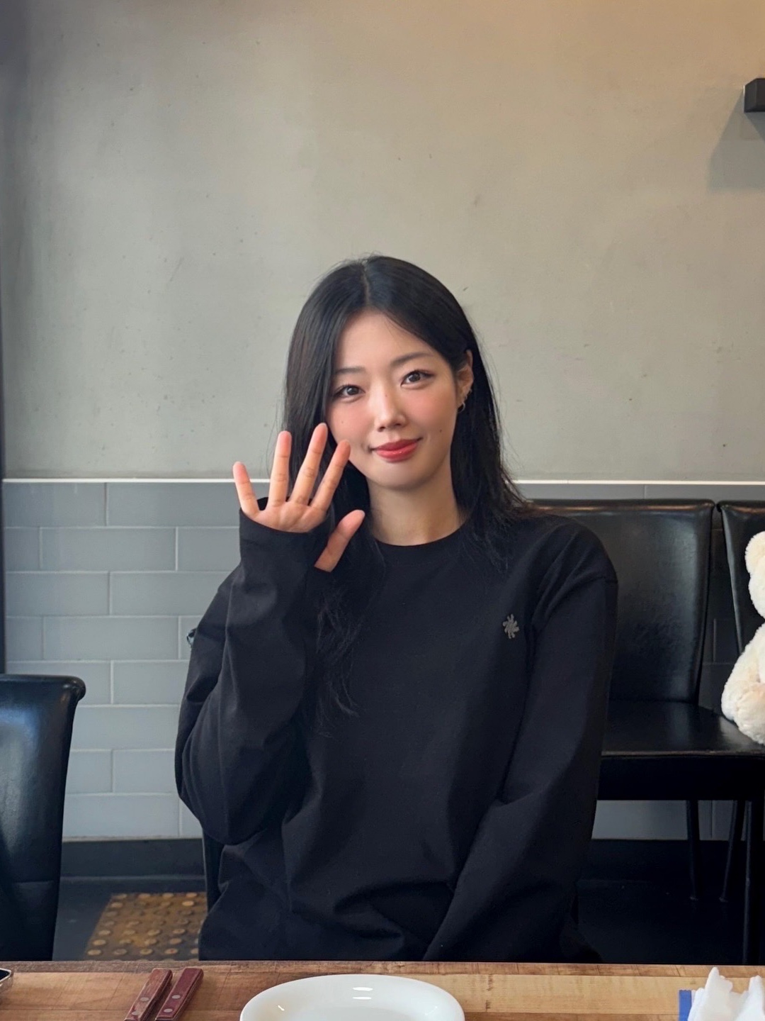 SLOW RECORD HOUSE Fingerhole Crop Long Sleeve Black 착용 스타일 - 1