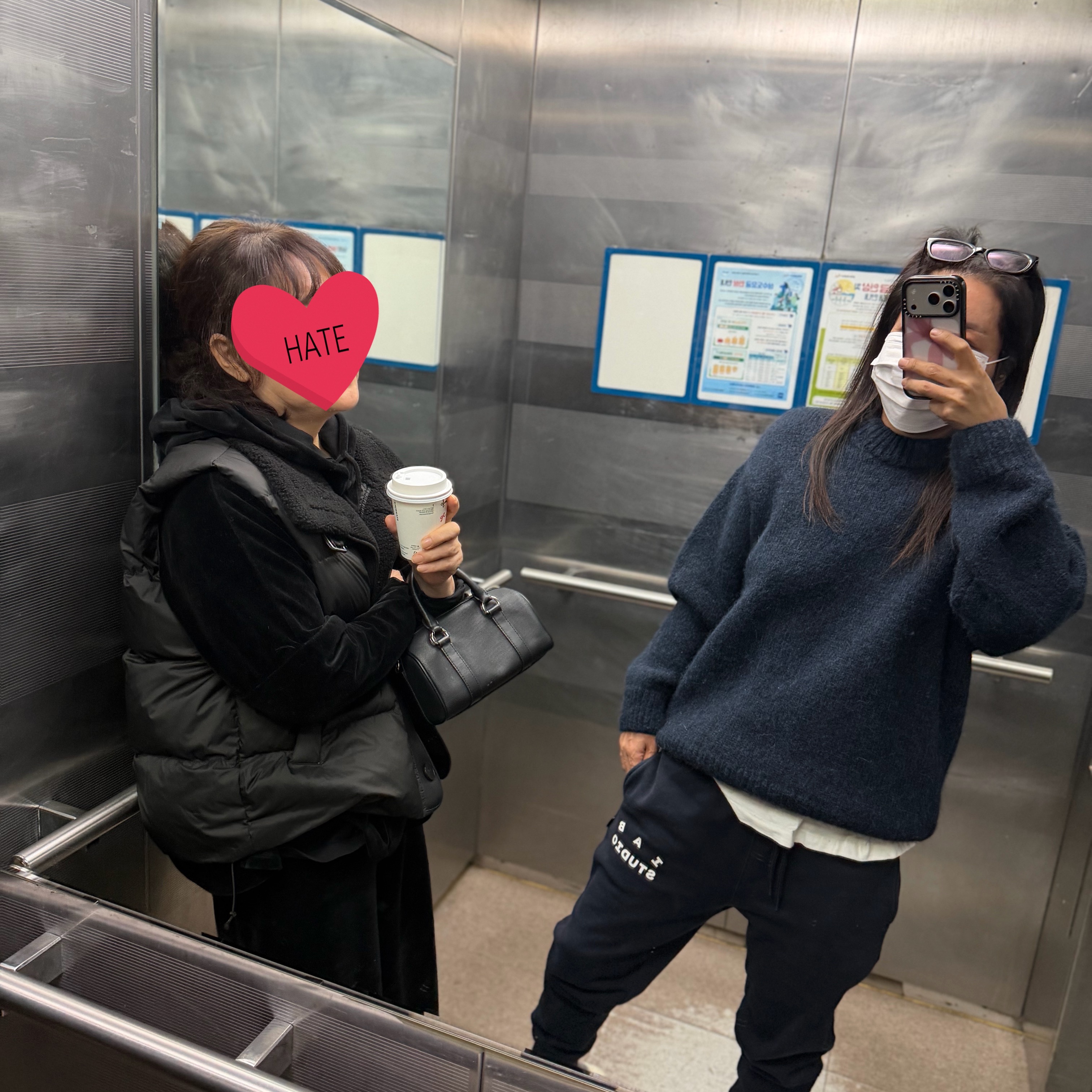 Jacquemus La Maille Pavane Jacquard Logo Sweater Dark Navy, IAB Studio x Lee Pigment Sweatpants Indigo Navy 착용 스타일 - 1